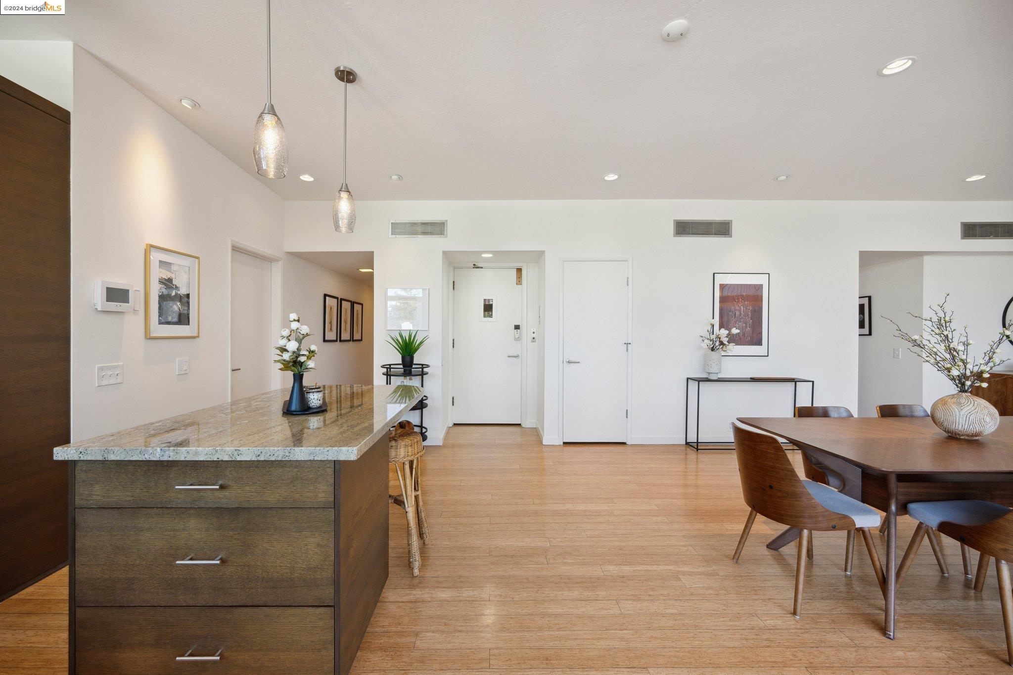 Detail Gallery Image 3 of 47 For 255 Lee St #4,  Oakland,  CA 94610 - 3 Beds | 2/1 Baths