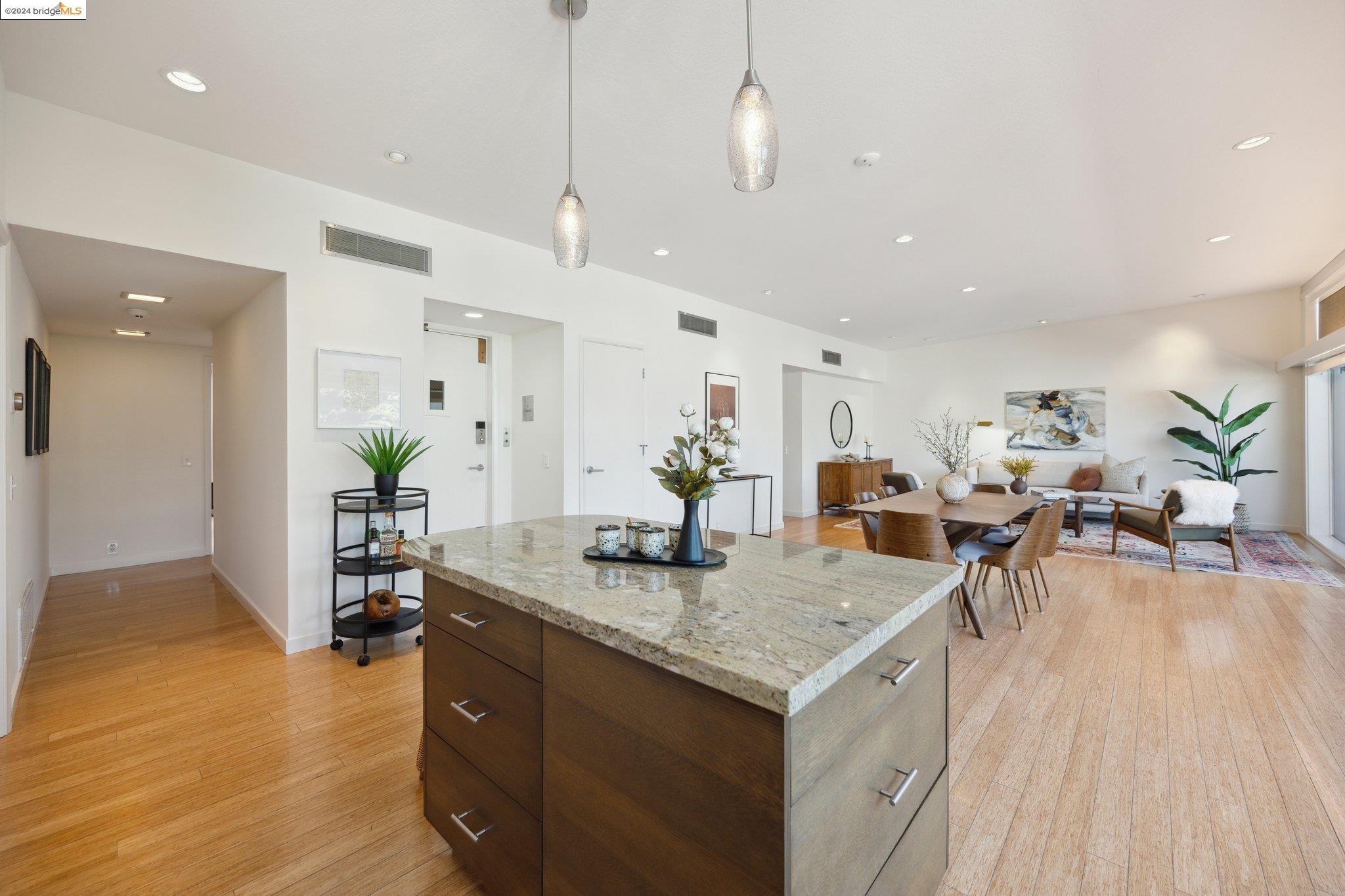 Detail Gallery Image 4 of 47 For 255 Lee St #4,  Oakland,  CA 94610 - 3 Beds | 2/1 Baths