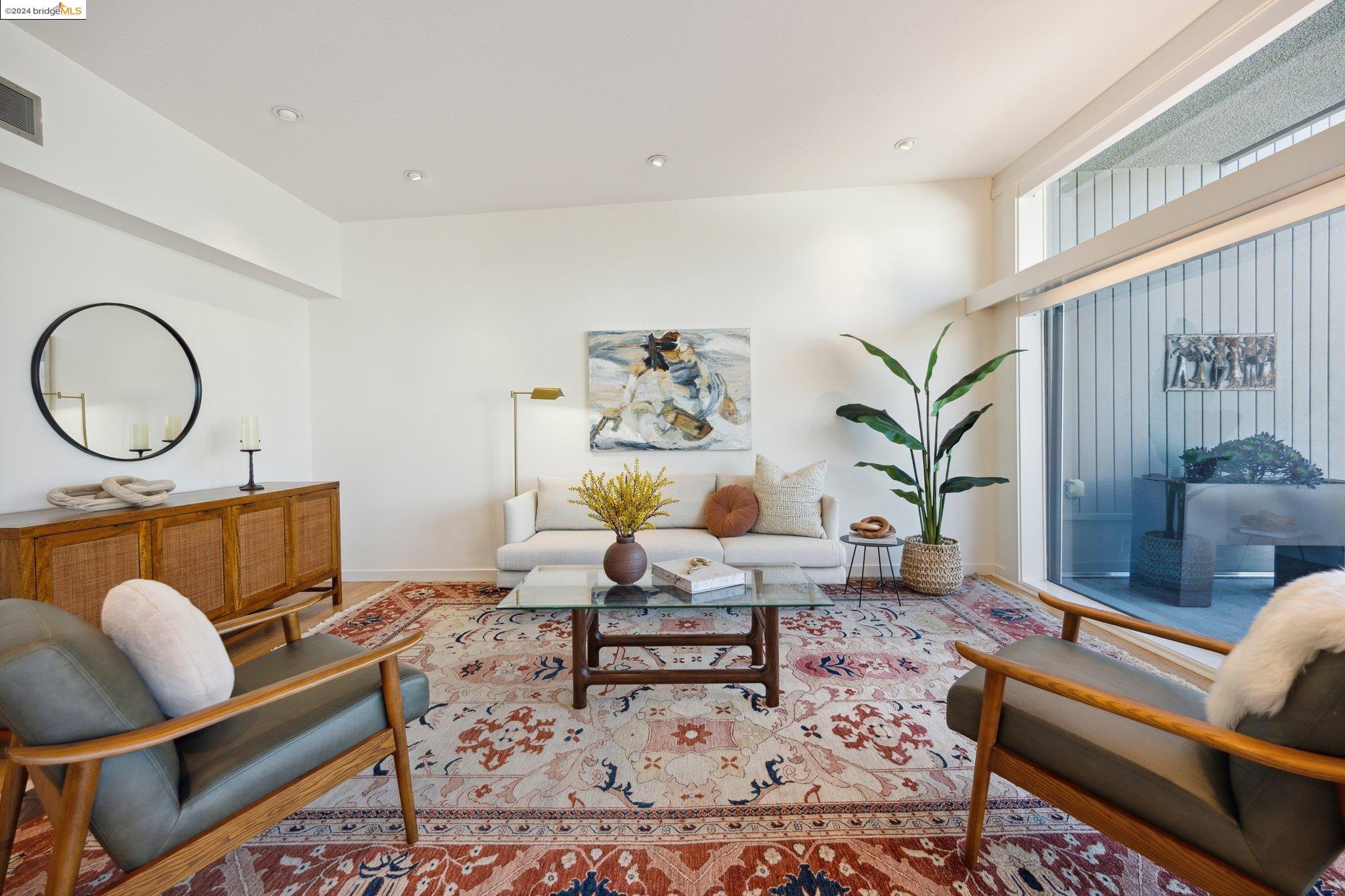 Detail Gallery Image 8 of 47 For 255 Lee St #4,  Oakland,  CA 94610 - 3 Beds | 2/1 Baths