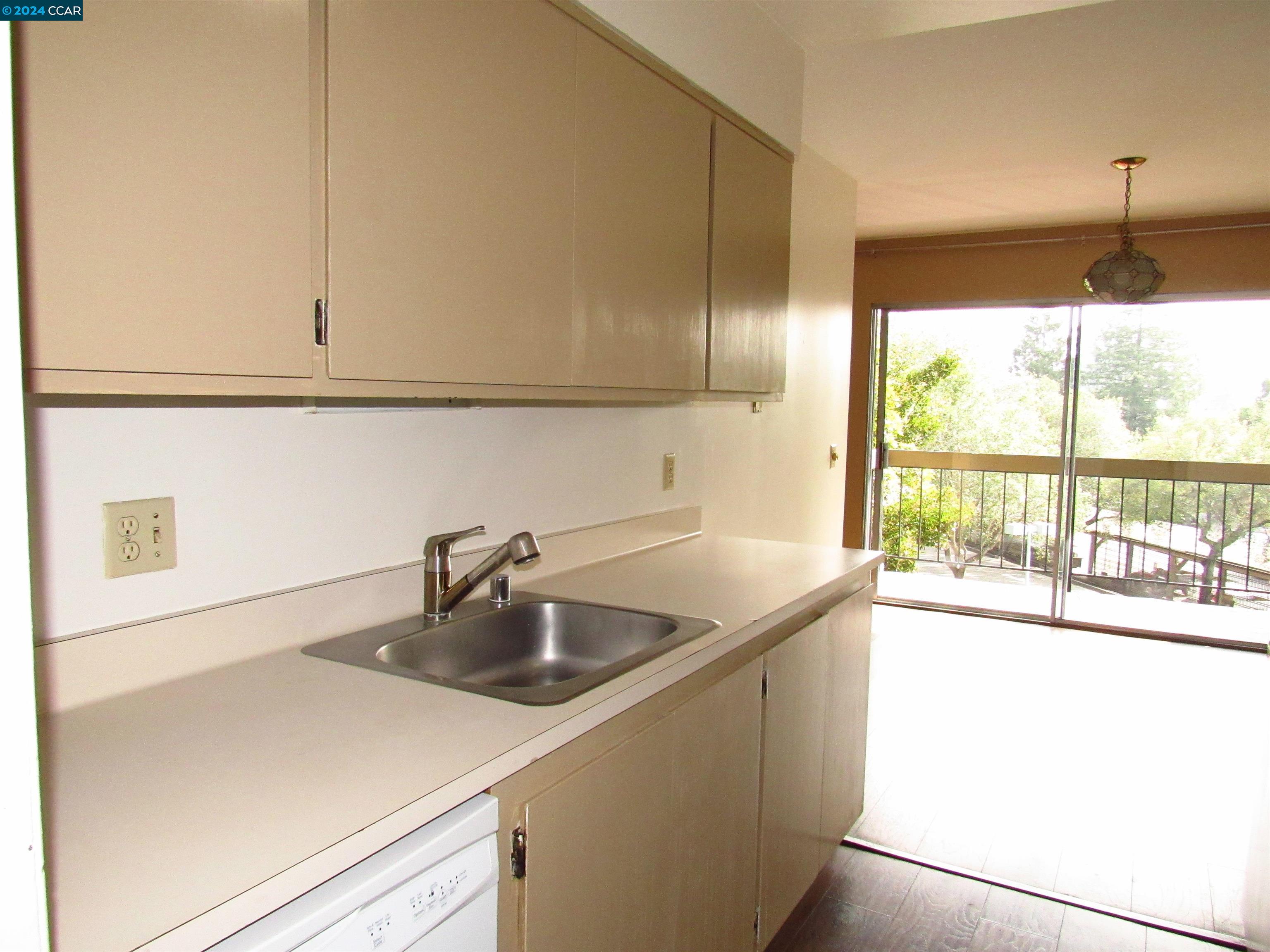 Detail Gallery Image 4 of 14 For 5335 Broadway Ter #204,  Oakland,  CA 94618 - 2 Beds | 2 Baths