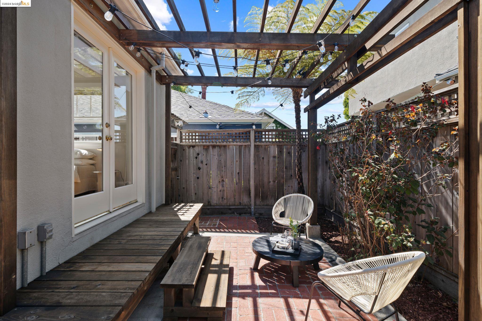 Detail Gallery Image 31 of 45 For 400 60th Street, Oakland,  CA 94609 - 2 Beds | 1 Baths