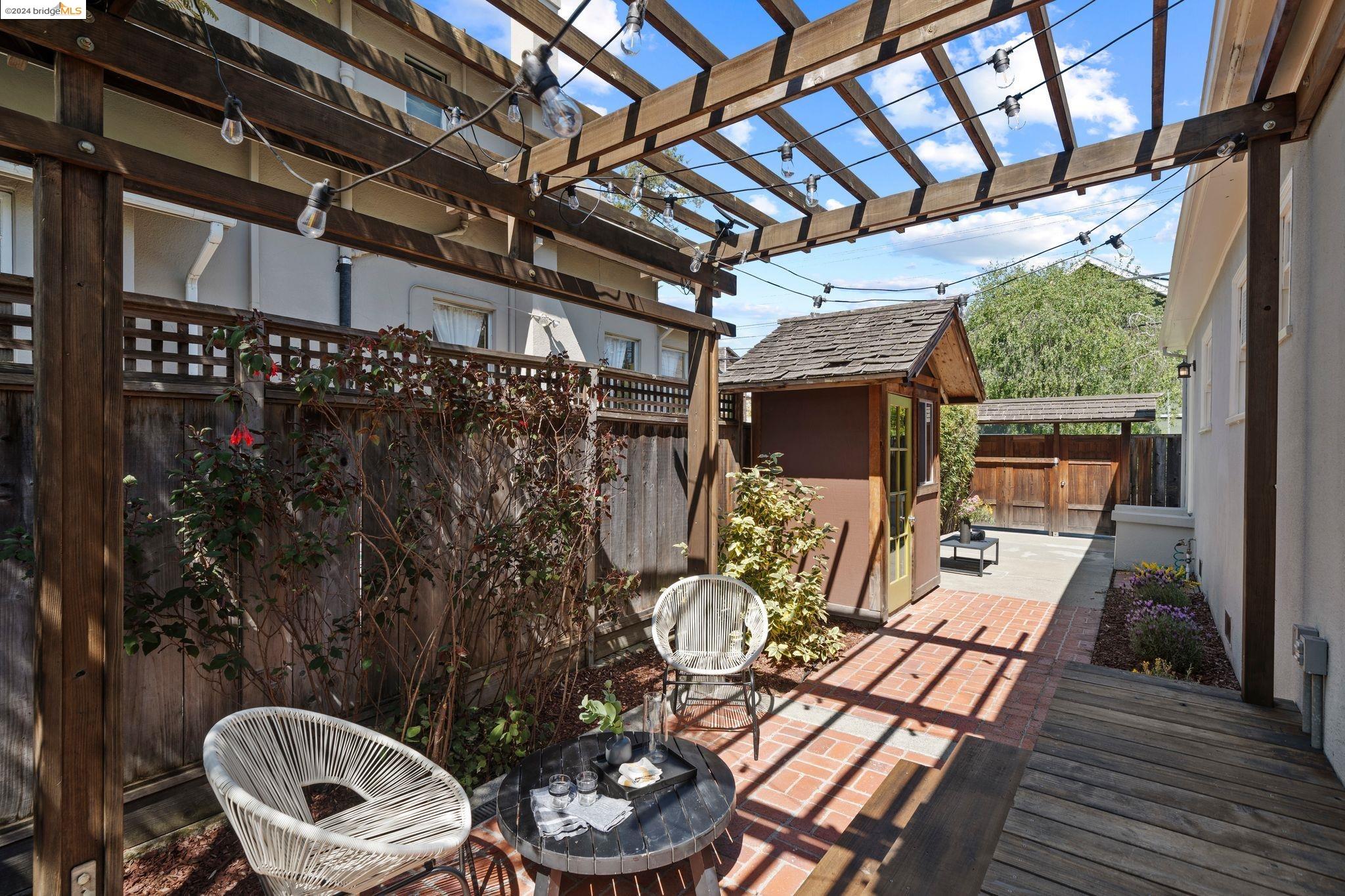 Detail Gallery Image 32 of 45 For 400 60th Street, Oakland,  CA 94609 - 2 Beds | 1 Baths
