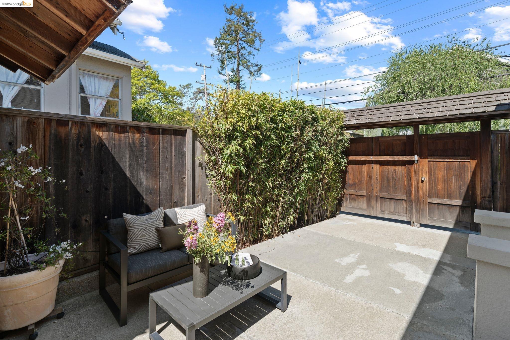 Detail Gallery Image 33 of 45 For 400 60th Street, Oakland,  CA 94609 - 2 Beds | 1 Baths