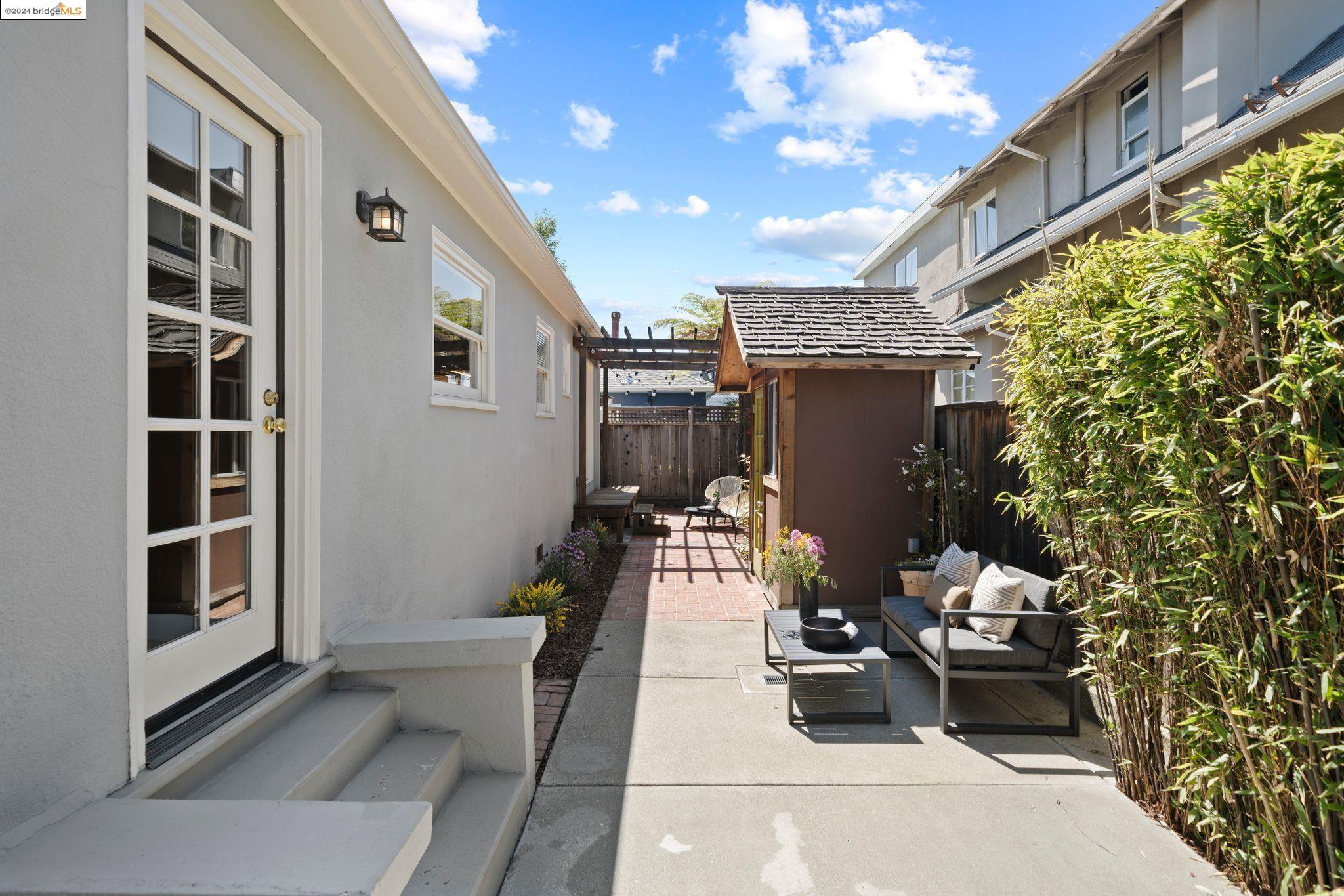 Detail Gallery Image 36 of 45 For 400 60th Street, Oakland,  CA 94609 - 2 Beds | 1 Baths
