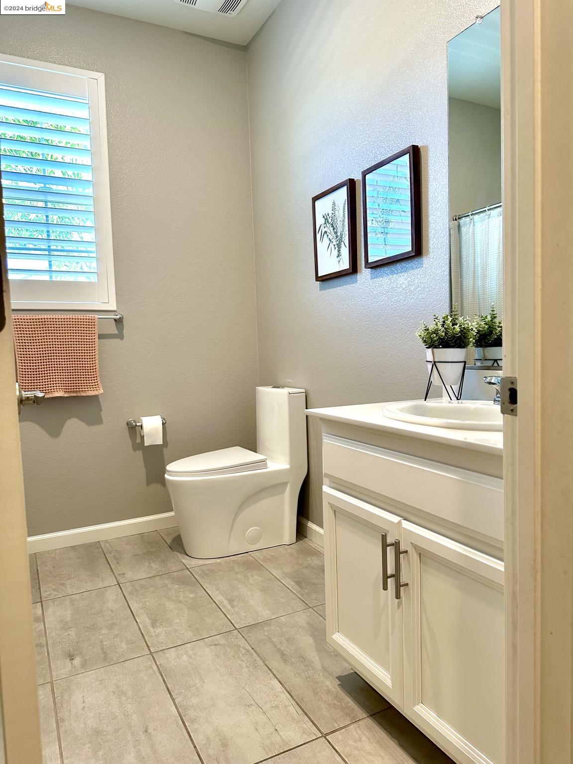 Detail Gallery Image 7 of 21 For 1607 Red Ribbons Ln, Manteca,  CA 95337 - 4 Beds | 2 Baths