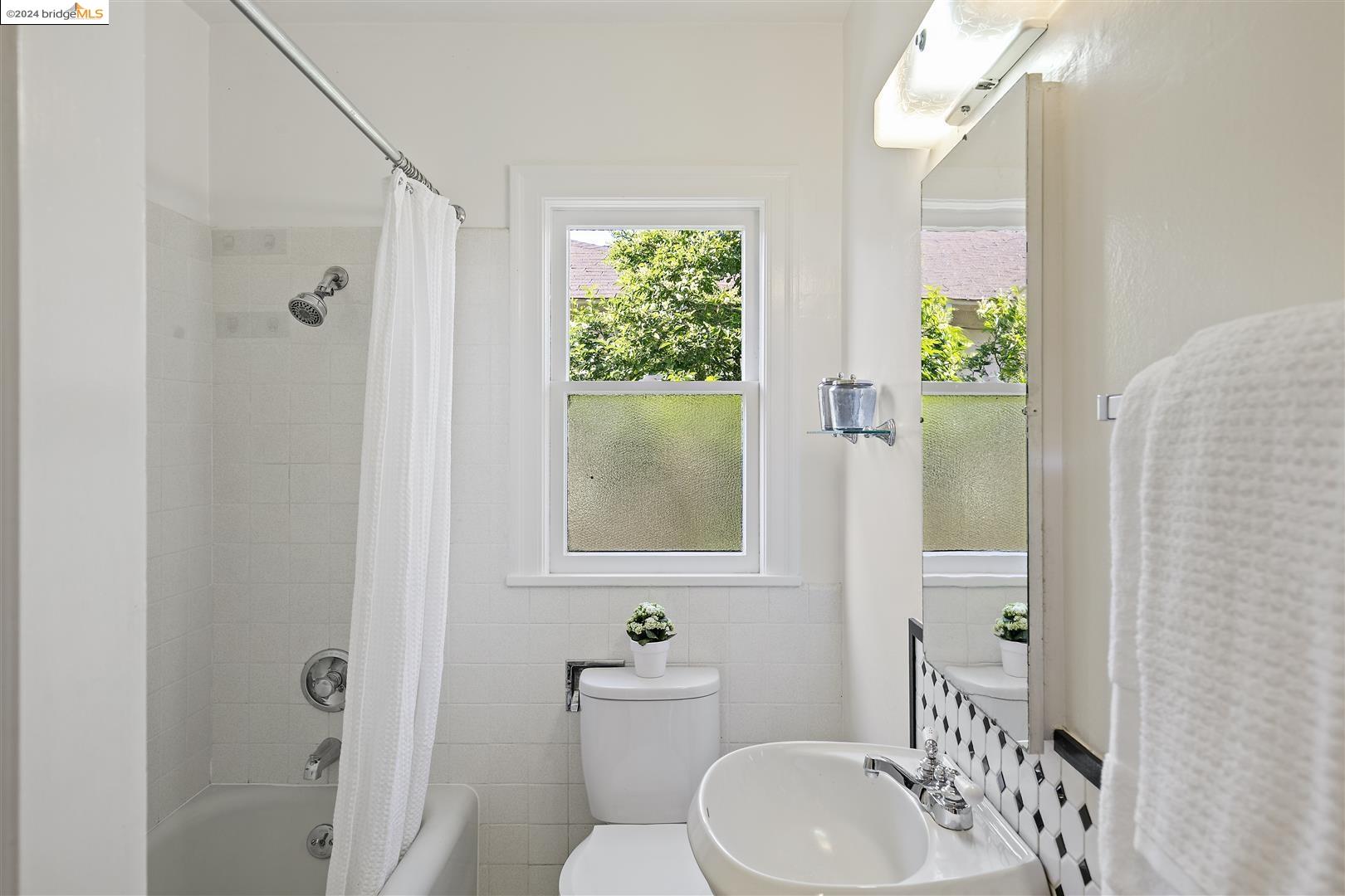 Detail Gallery Image 14 of 51 For 917 Cerrito St, Albany,  CA 94706 - 3 Beds | 1/1 Baths