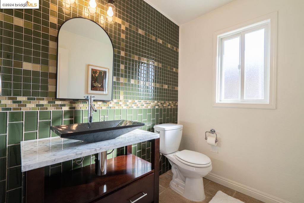 Detail Gallery Image 12 of 41 For 10861 Ettrick St, Oakland,  CA 94605 - 4 Beds | 2/1 Baths