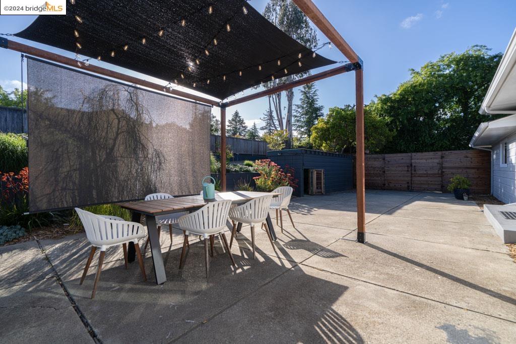 Detail Gallery Image 15 of 41 For 10861 Ettrick St, Oakland,  CA 94605 - 4 Beds | 2/1 Baths