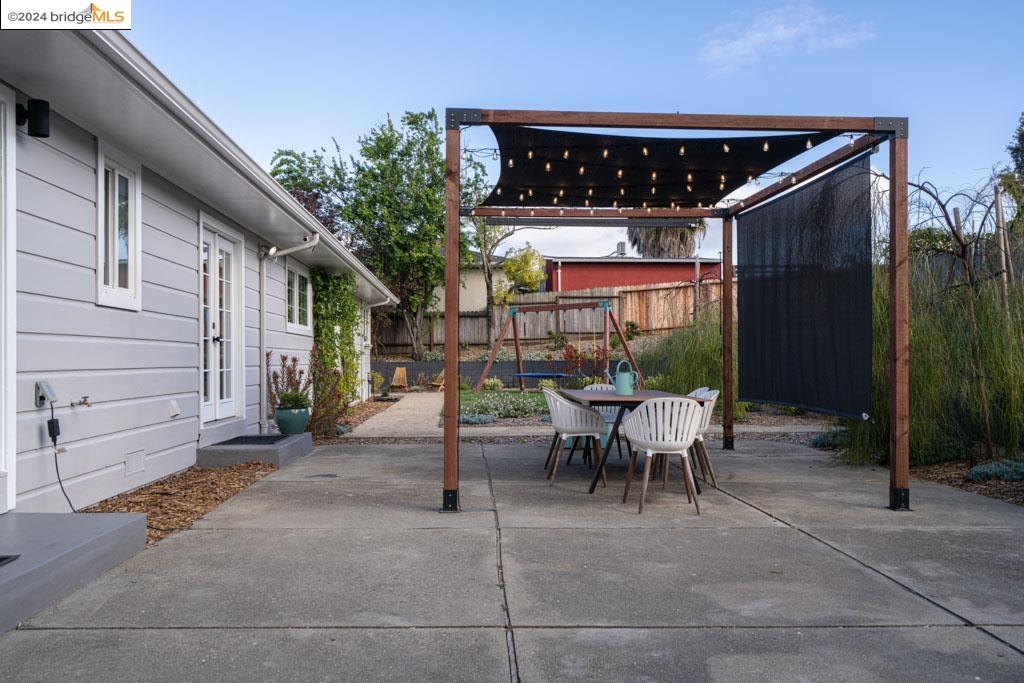 Detail Gallery Image 16 of 41 For 10861 Ettrick St, Oakland,  CA 94605 - 4 Beds | 2/1 Baths