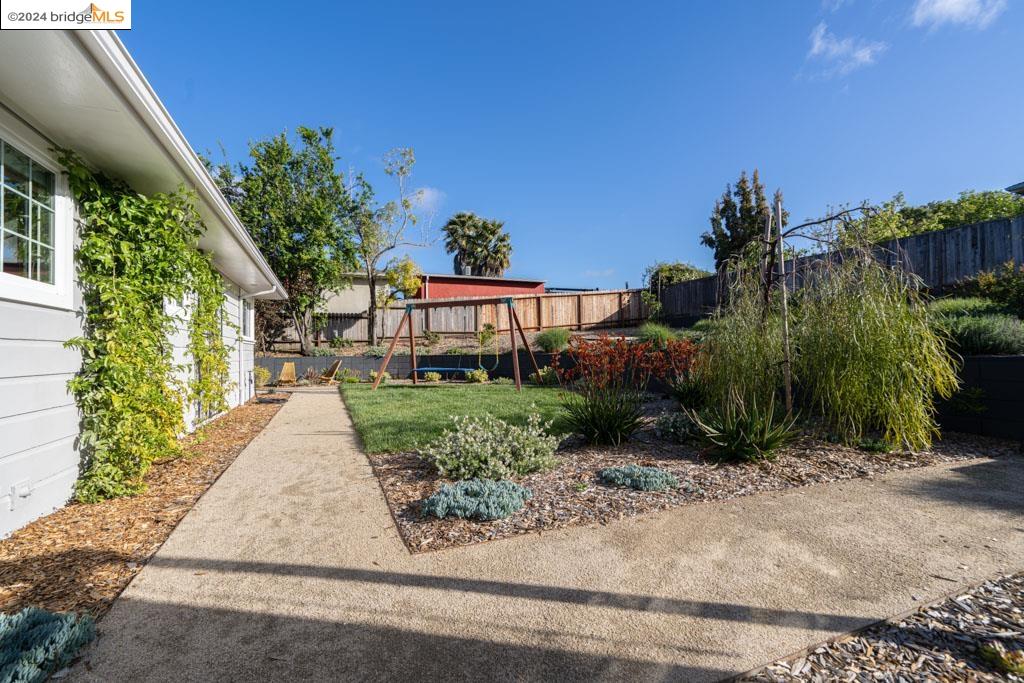 Detail Gallery Image 17 of 41 For 10861 Ettrick St, Oakland,  CA 94605 - 4 Beds | 2/1 Baths