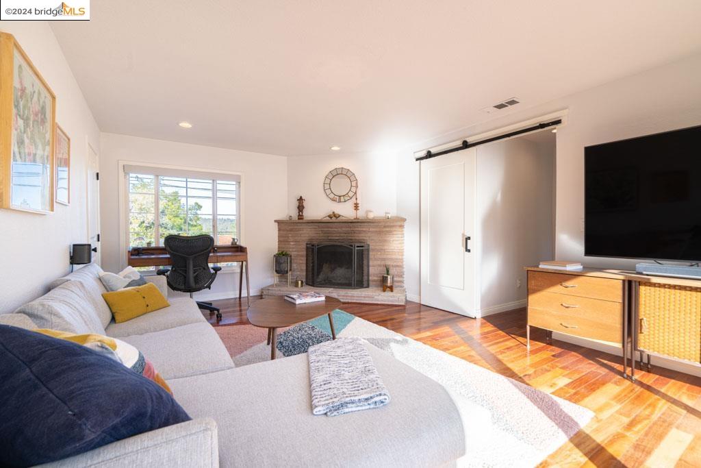 Detail Gallery Image 21 of 41 For 10861 Ettrick St, Oakland,  CA 94605 - 4 Beds | 2/1 Baths