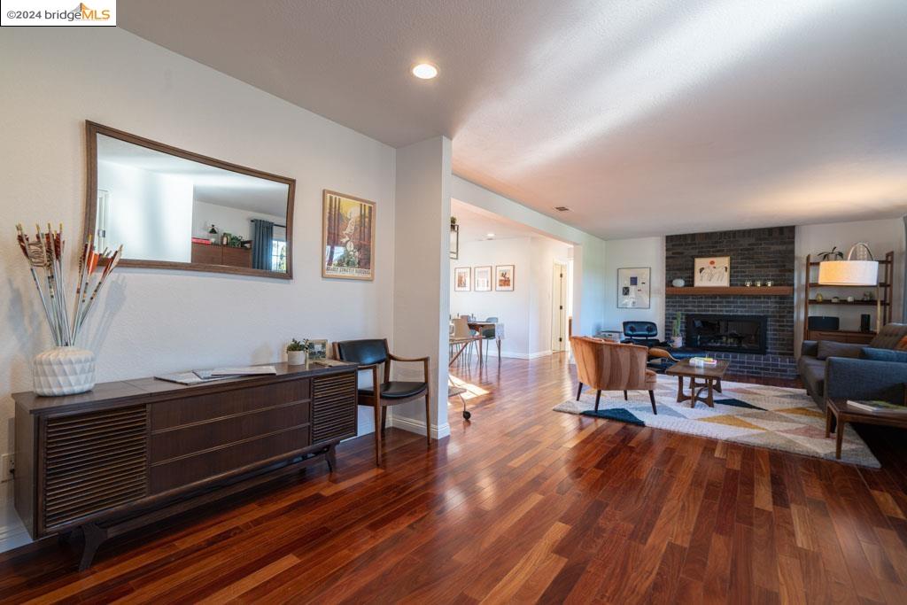 Detail Gallery Image 4 of 41 For 10861 Ettrick St, Oakland,  CA 94605 - 4 Beds | 2/1 Baths