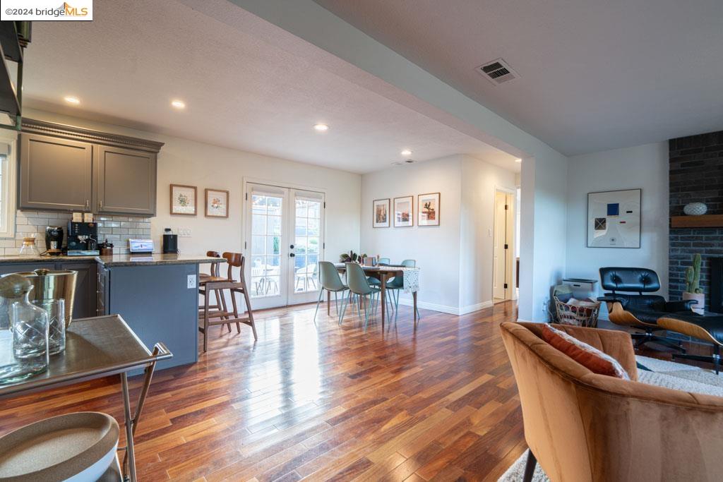 Detail Gallery Image 5 of 41 For 10861 Ettrick St, Oakland,  CA 94605 - 4 Beds | 2/1 Baths