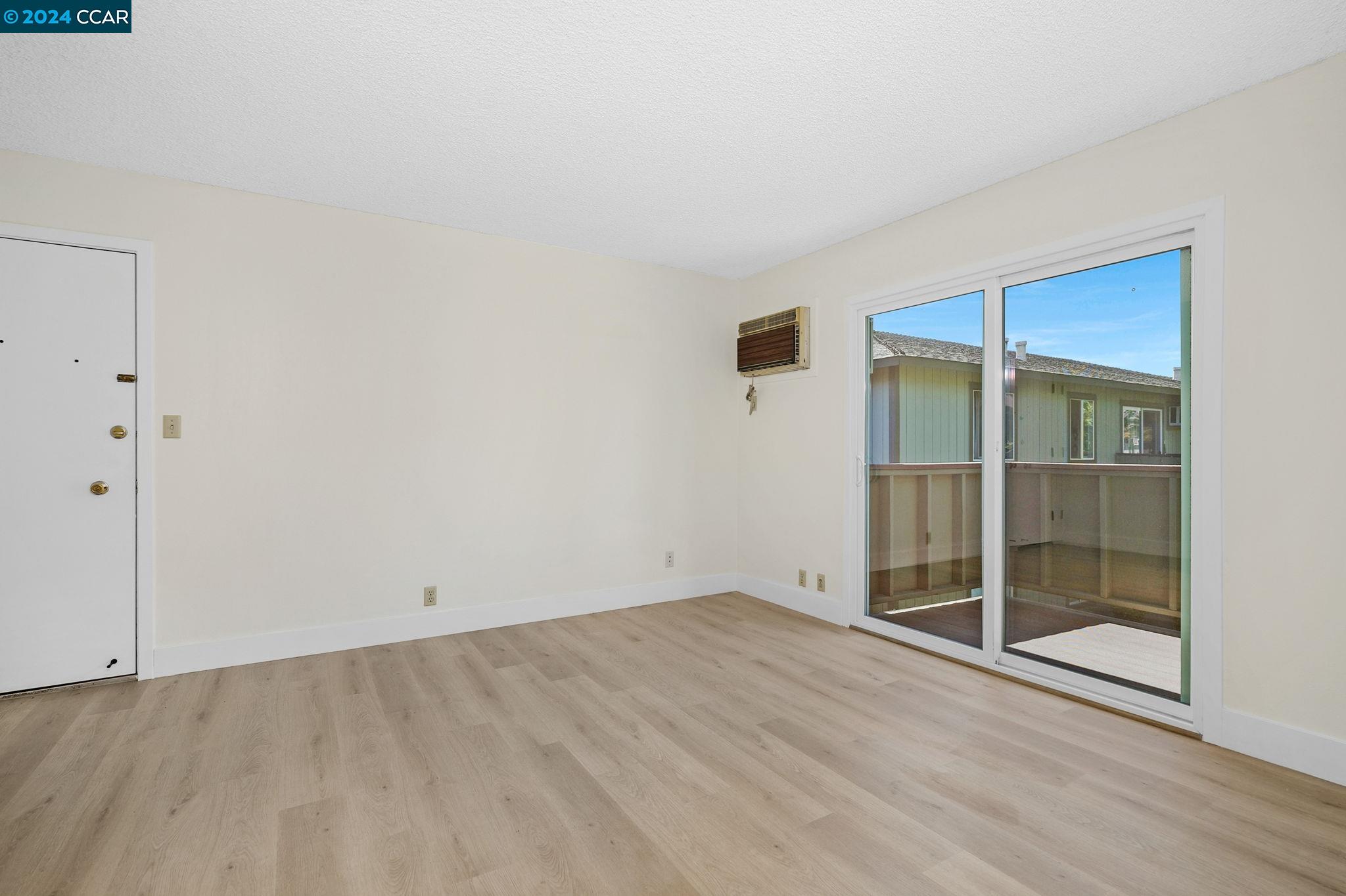 Detail Gallery Image 8 of 22 For 1133 Meadow Ln #62,  Concord,  CA 94520 - 1 Beds | 1 Baths