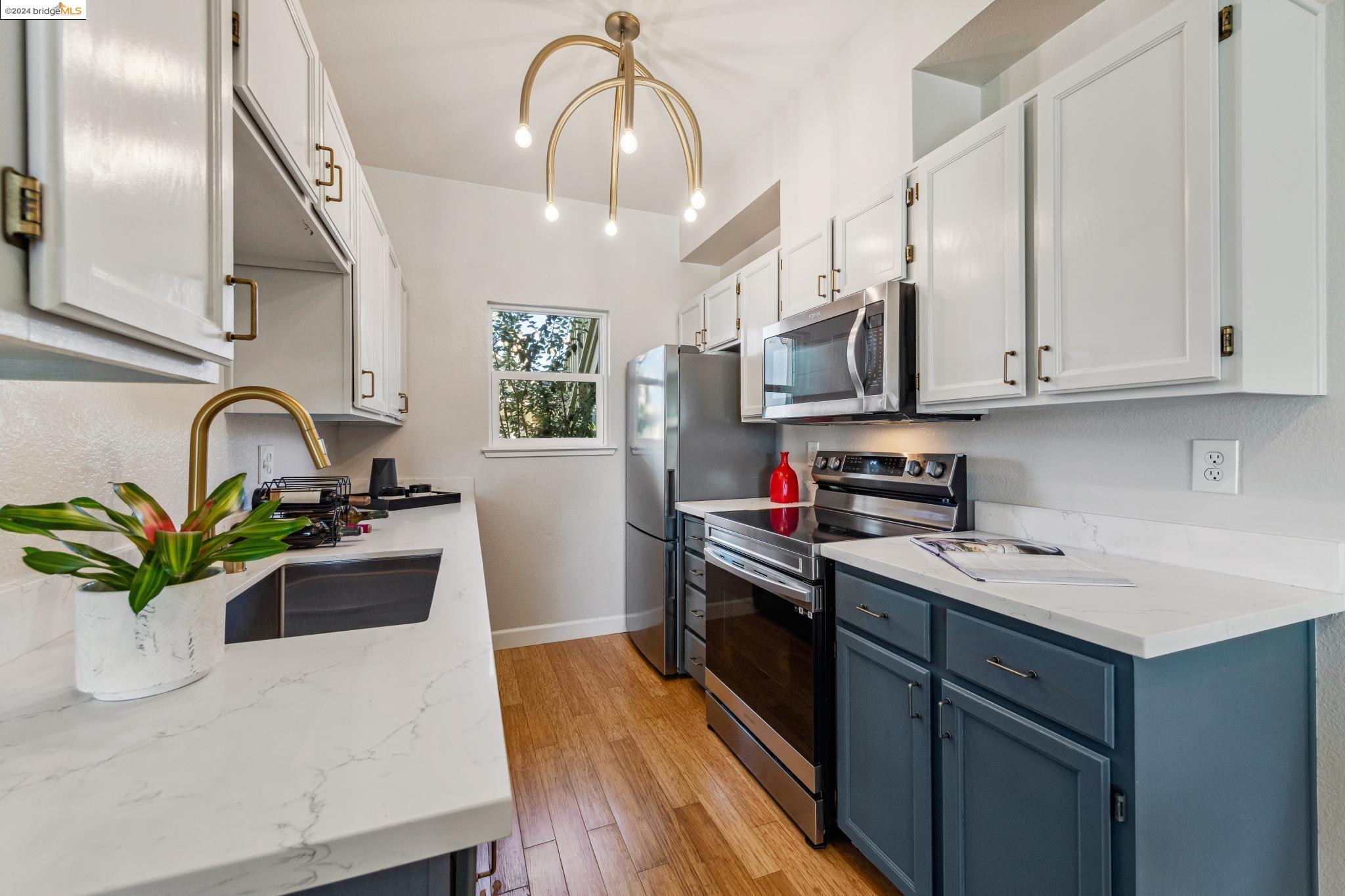 Detail Gallery Image 11 of 39 For 165 Lakeshore Ct, Richmond,  CA 94804 - 2 Beds | 2 Baths