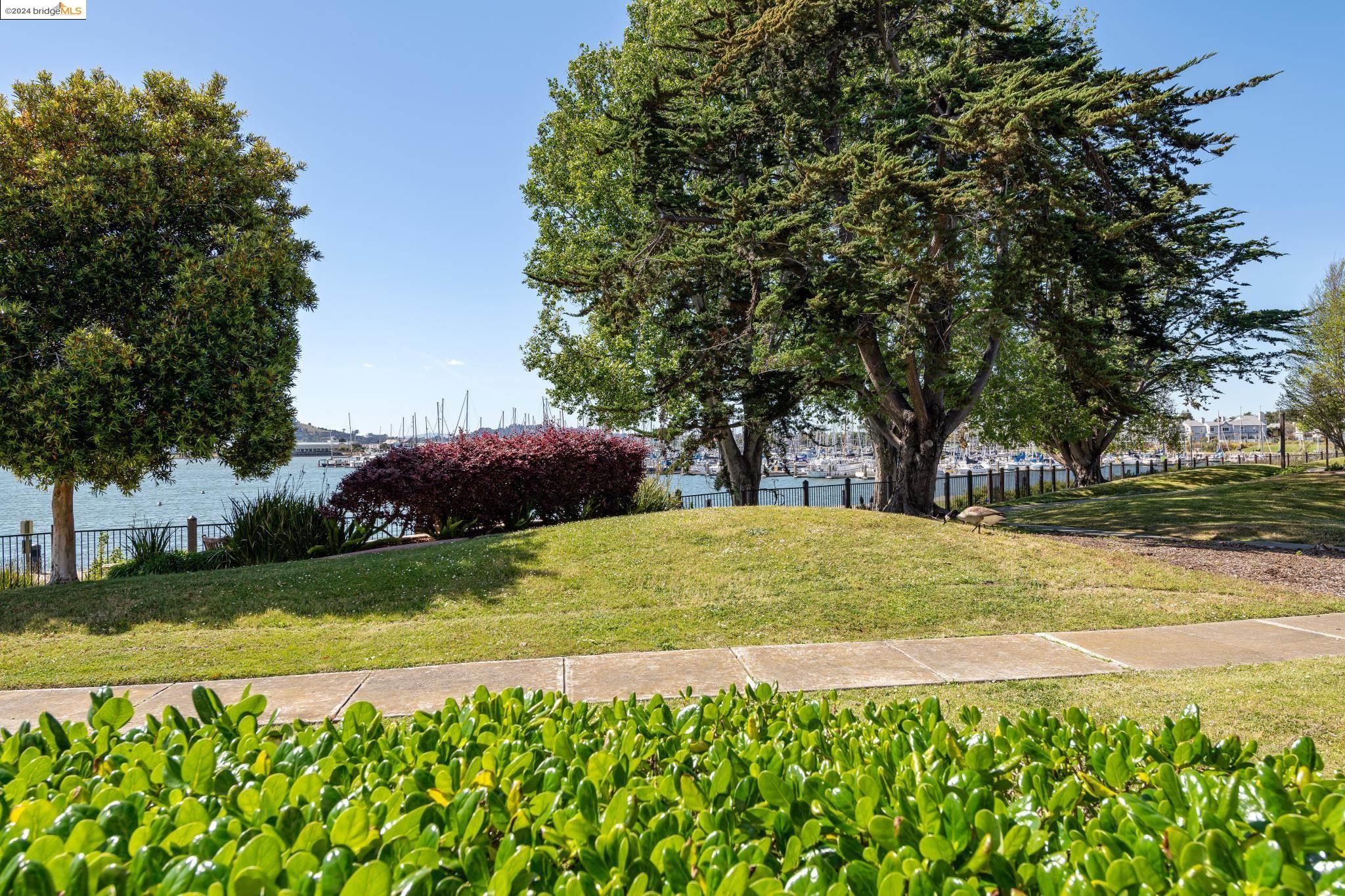 Detail Gallery Image 34 of 39 For 165 Lakeshore Ct, Richmond,  CA 94804 - 2 Beds | 2 Baths
