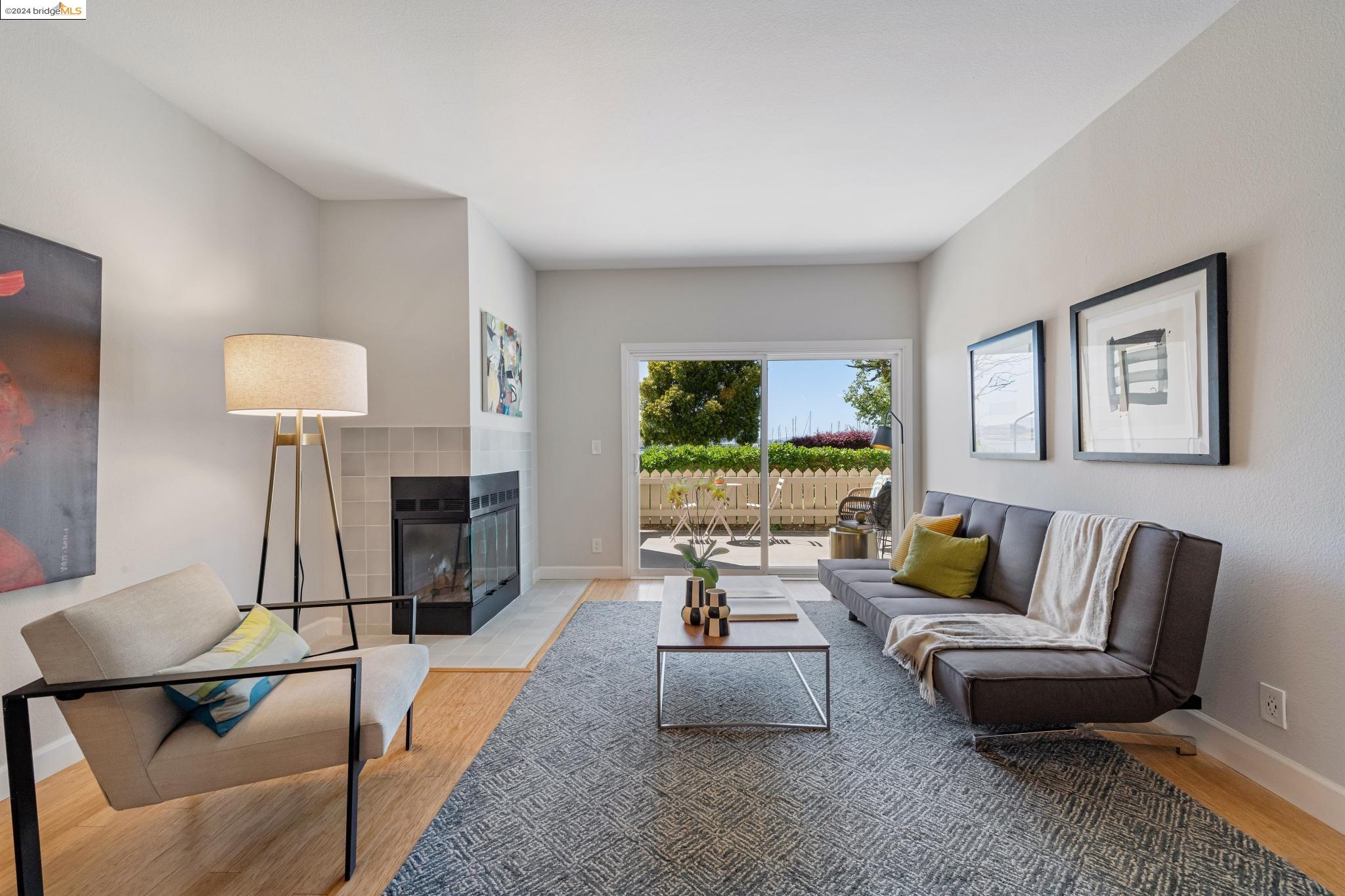 Detail Gallery Image 4 of 39 For 165 Lakeshore Ct, Richmond,  CA 94804 - 2 Beds | 2 Baths