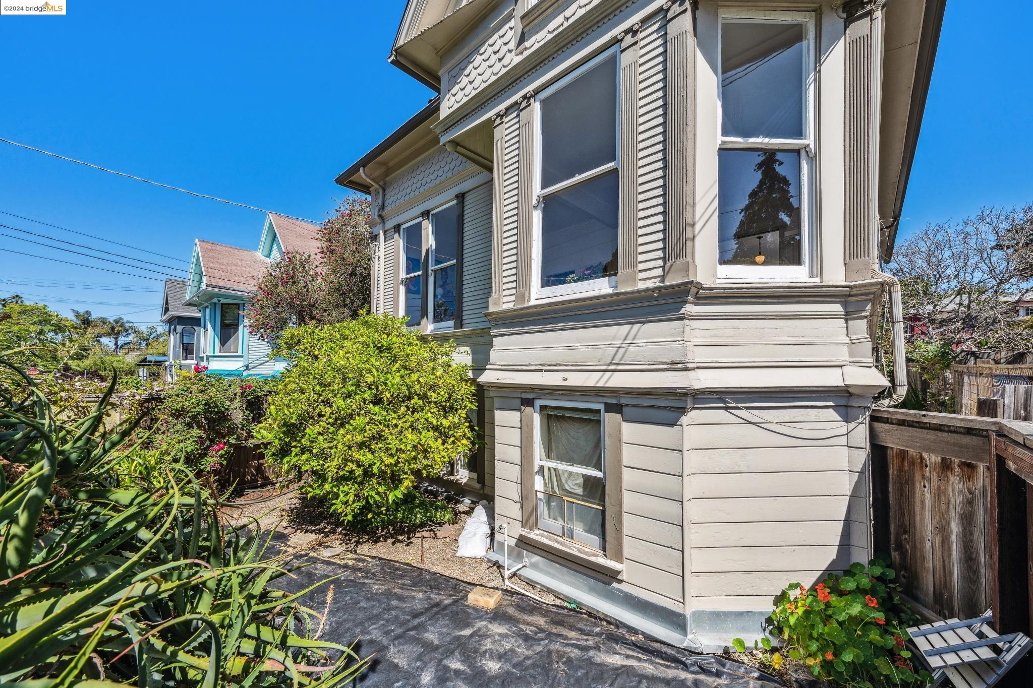 Detail Gallery Image 4 of 58 For 2119 Essex St, Berkeley,  CA 94705 - 4 Beds | 2 Baths