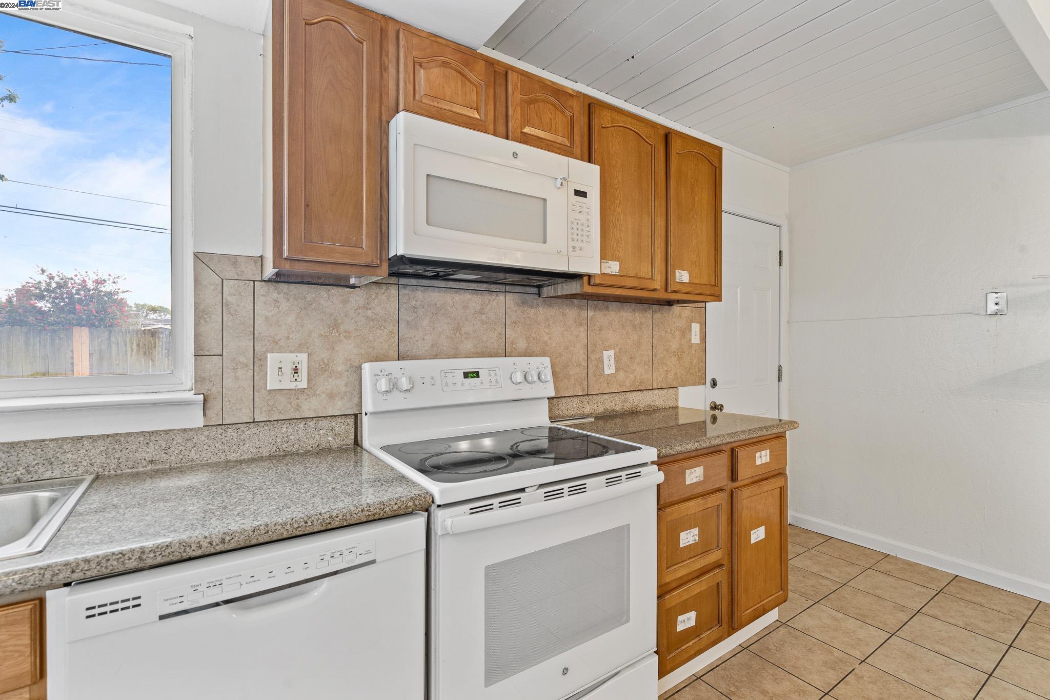 Detail Gallery Image 6 of 31 For 4614 Taft Ave, Richmond,  CA 94804 - 4 Beds | 2 Baths