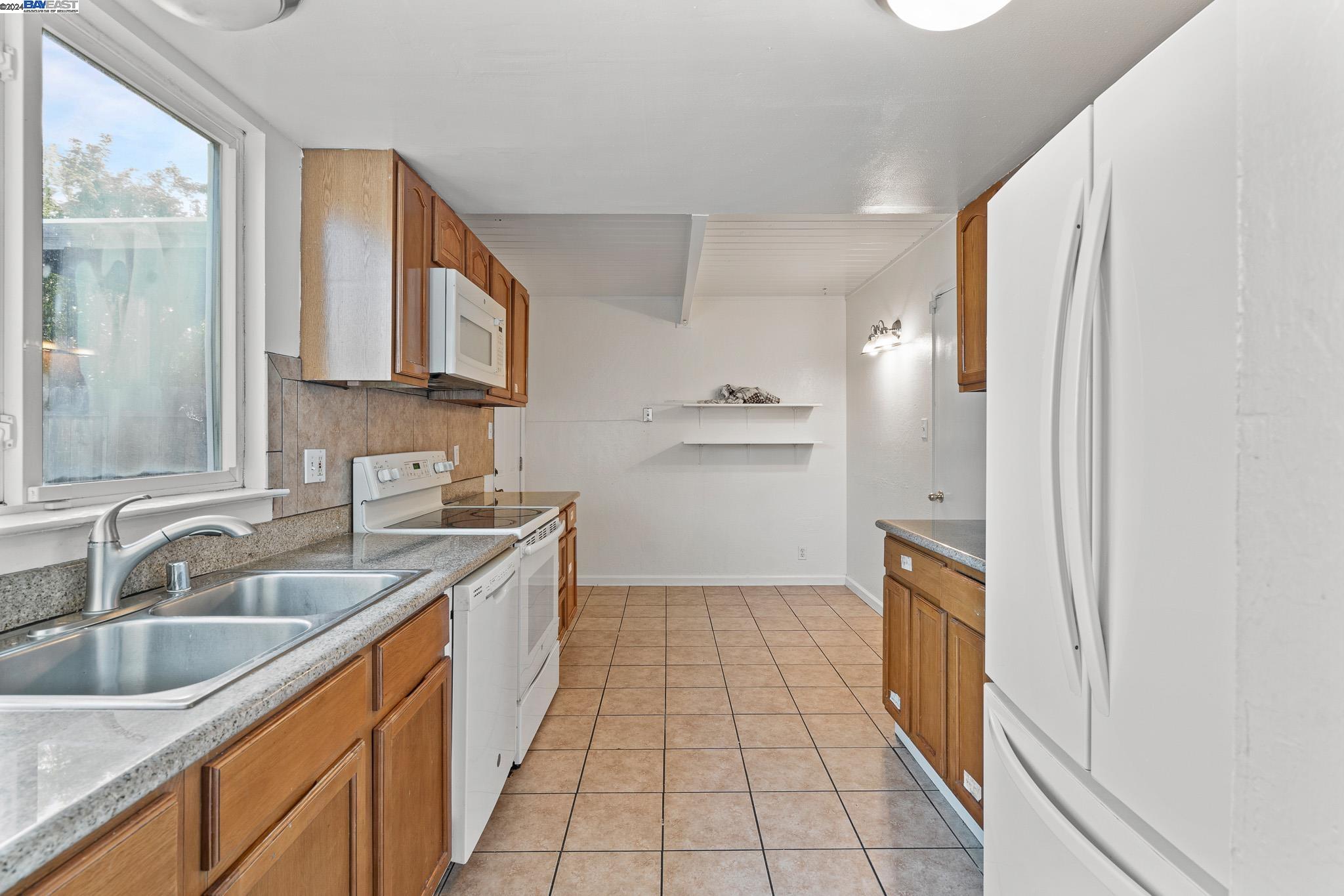 Detail Gallery Image 7 of 31 For 4614 Taft Ave, Richmond,  CA 94804 - 4 Beds | 2 Baths
