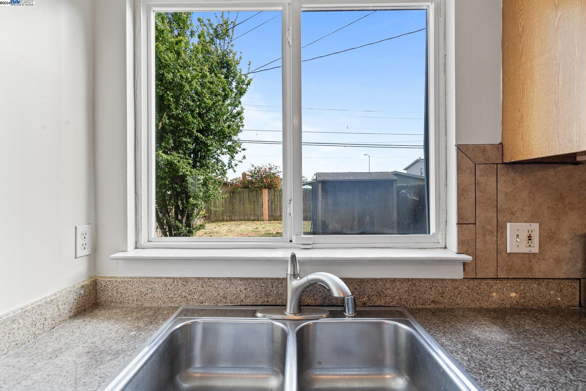 Detail Gallery Image 9 of 31 For 4614 Taft Ave, Richmond,  CA 94804 - 4 Beds | 2 Baths
