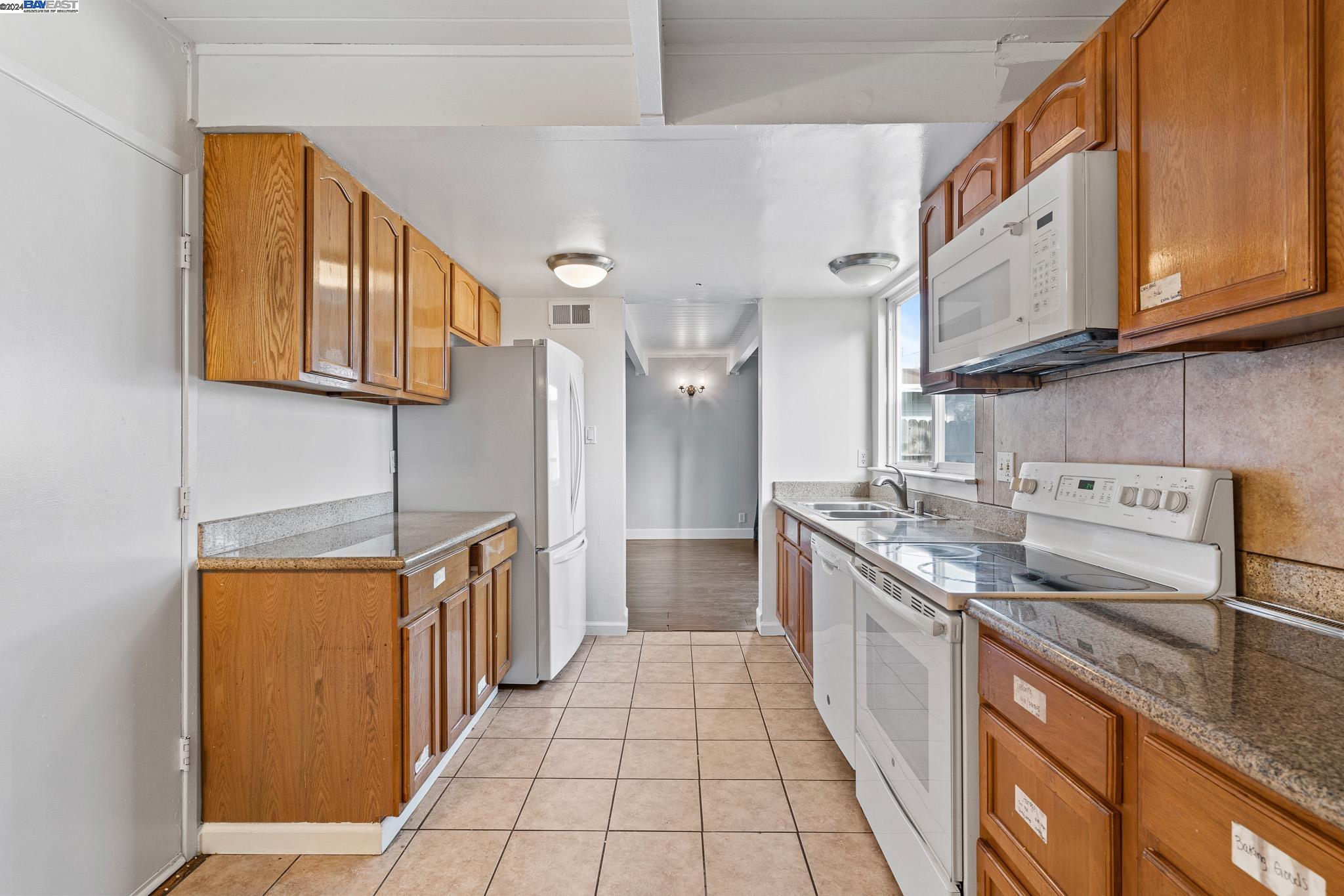 Detail Gallery Image 10 of 31 For 4614 Taft Ave, Richmond,  CA 94804 - 4 Beds | 2 Baths