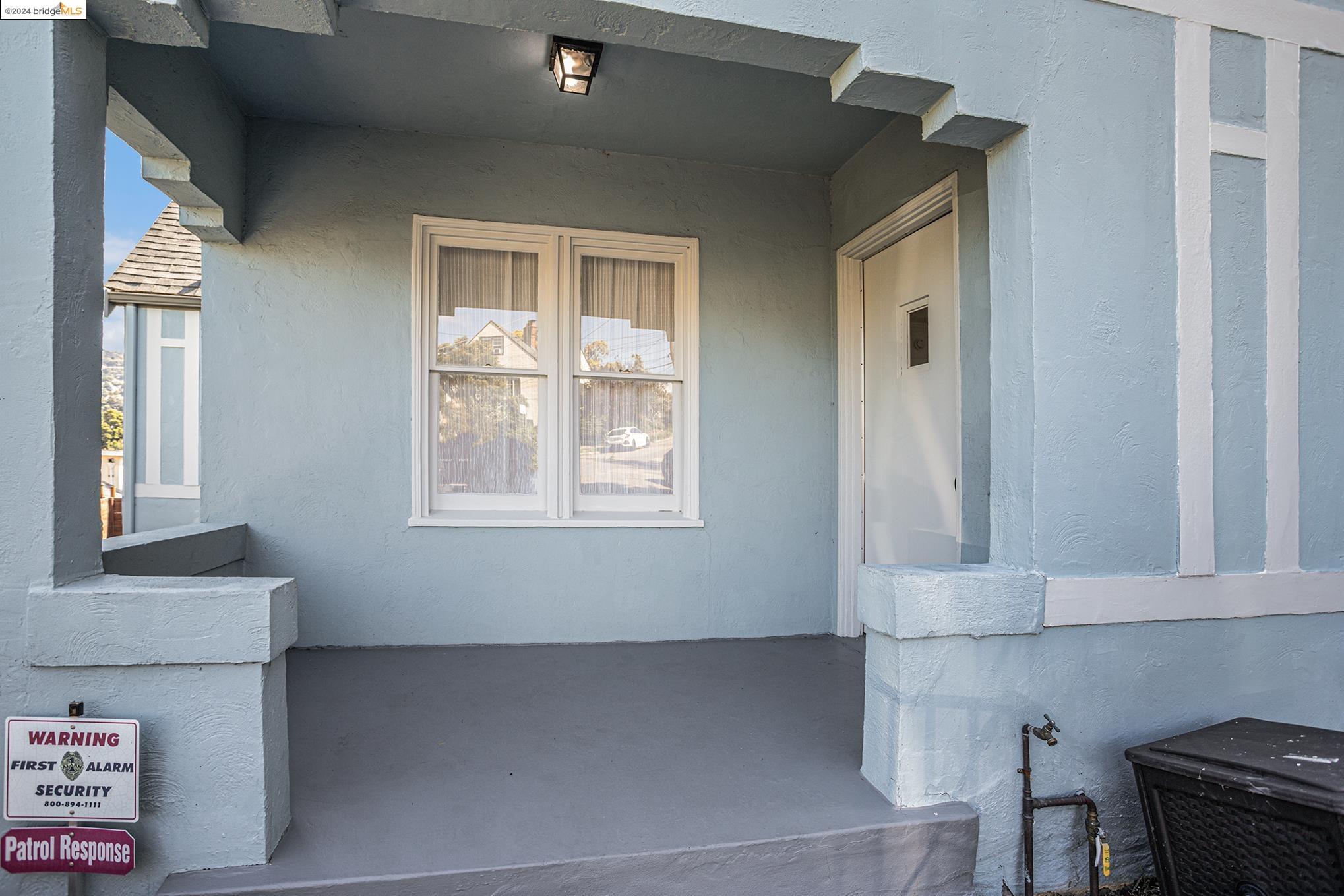 Detail Gallery Image 5 of 38 For 24 Kingsland Place, Oakland,  CA 94619 - 5 Beds | 2 Baths