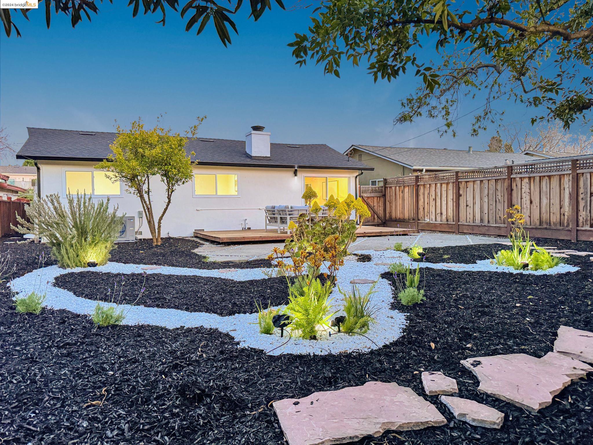 Detail Gallery Image 4 of 30 For 1614 Pecan Ct, Redwood City,  CA 94061 - 3 Beds | 2 Baths