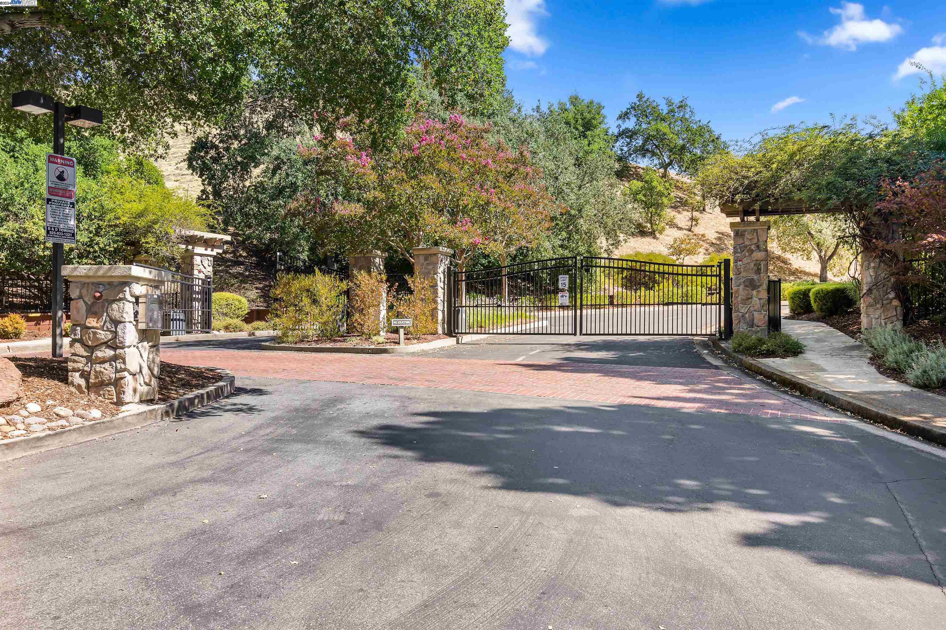 410 Beacon Ridge Ln, Walnut Creek, California 94597, 3 Bedrooms Bedrooms, 8 Rooms Rooms,2 BathroomsBathrooms,Residential,For Sale,410 Beacon Ridge Ln,41073327