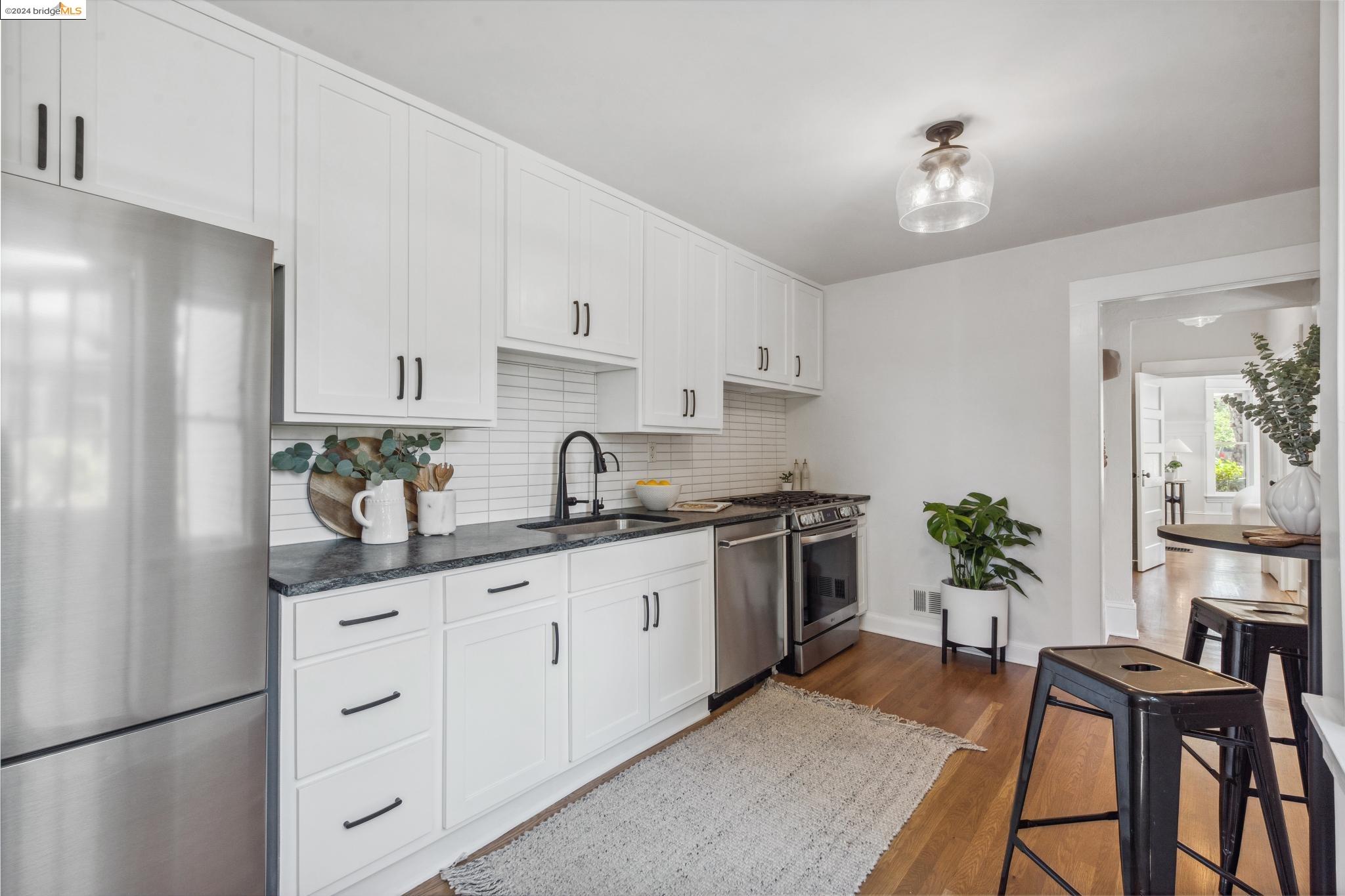 2910 Hillegass Ave # 1, Berkeley, California 94705, 1 Bedroom Bedrooms, 4 Rooms Rooms,1 BathroomBathrooms,Residential,For Sale,2910 Hillegass Ave # 1,41073600