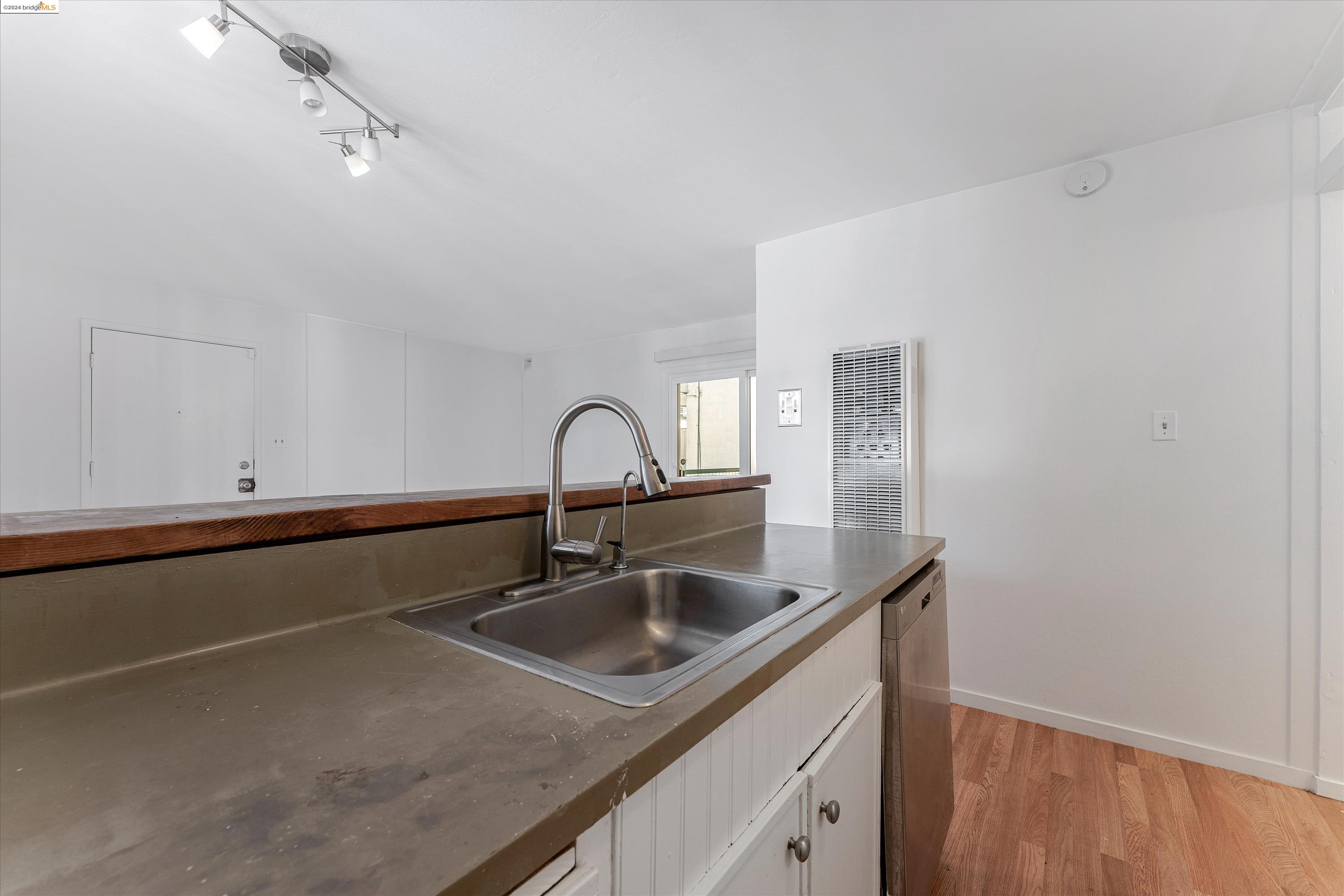 1428 Madison St # 101, Oakland, California 94612, 1 Bedroom Bedrooms, ,1 BathroomBathrooms,Residential Lease,For Rent,1428 Madison St # 101,41076729