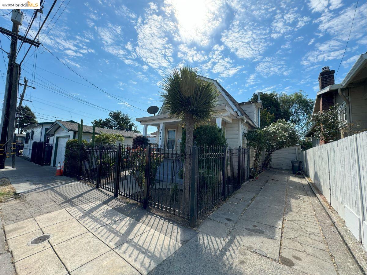 3643 E 16Th St, Oakland, California 94601, 2 Bedrooms Bedrooms, 7 Rooms Rooms,2 BathroomsBathrooms,Residential,For Sale,3643 E 16Th St,41077032