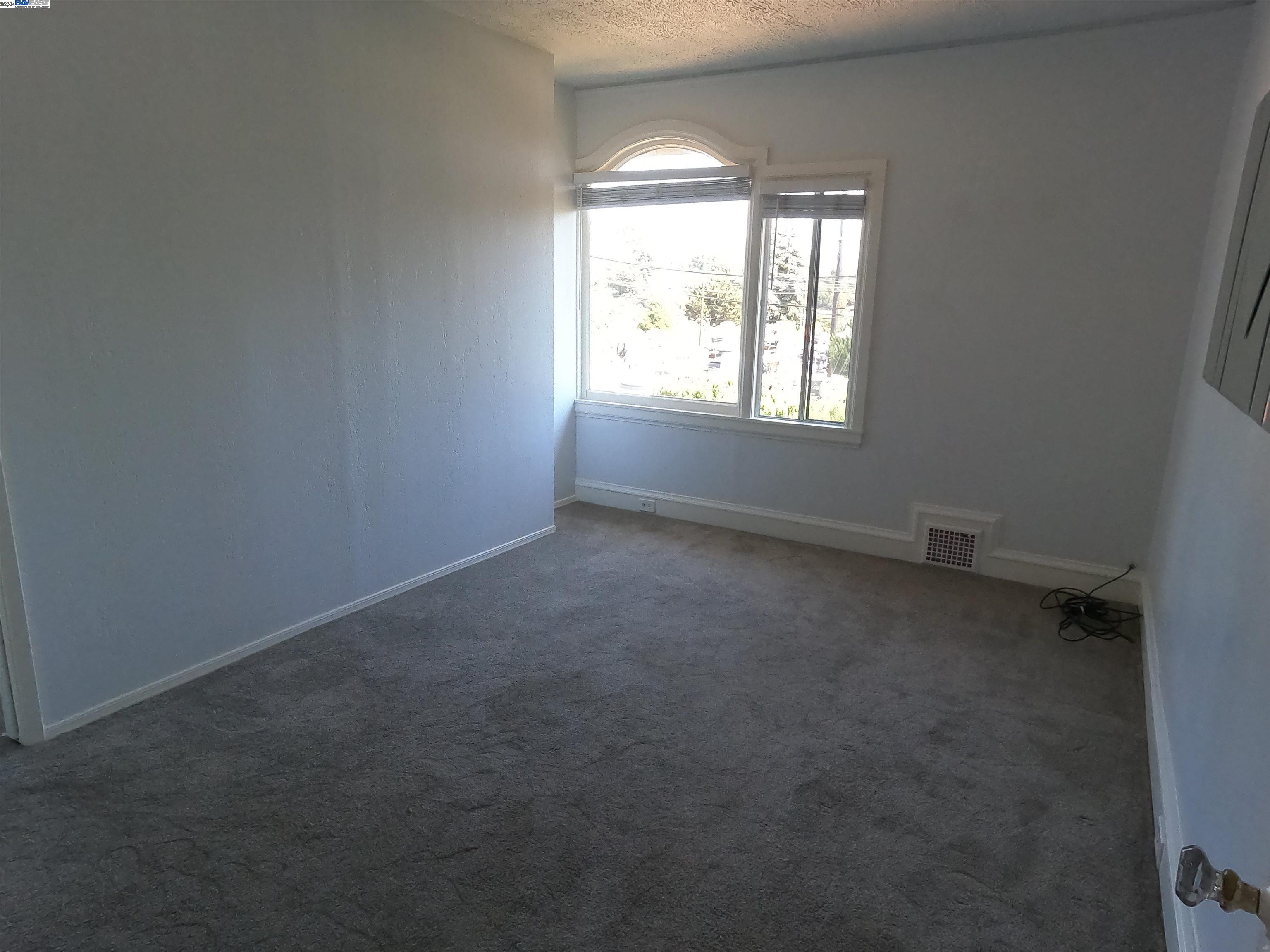 949 MacArthur Blvd, Oakland, California 94610, 1 Bedroom Bedrooms, 4 Rooms Rooms,1 BathroomBathrooms,Residential Lease,For Rent,949 MacArthur Blvd,41077663