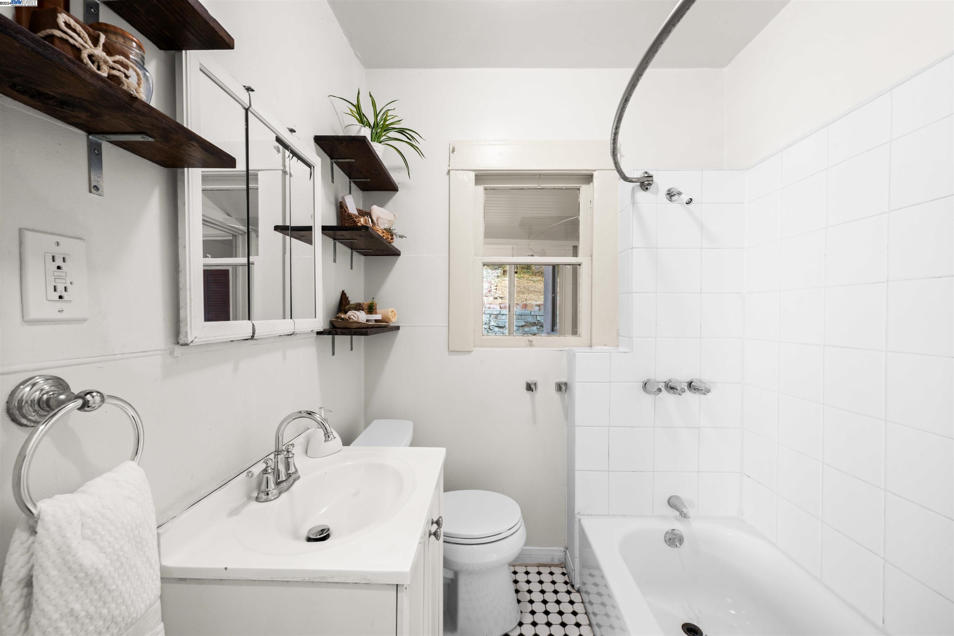 1508 N Avenue 56, Los Angeles, California 90042, 2 Bedrooms Bedrooms, 5 Rooms Rooms,1 BathroomBathrooms,Residential,For Sale,1508 N Avenue 56,41078068