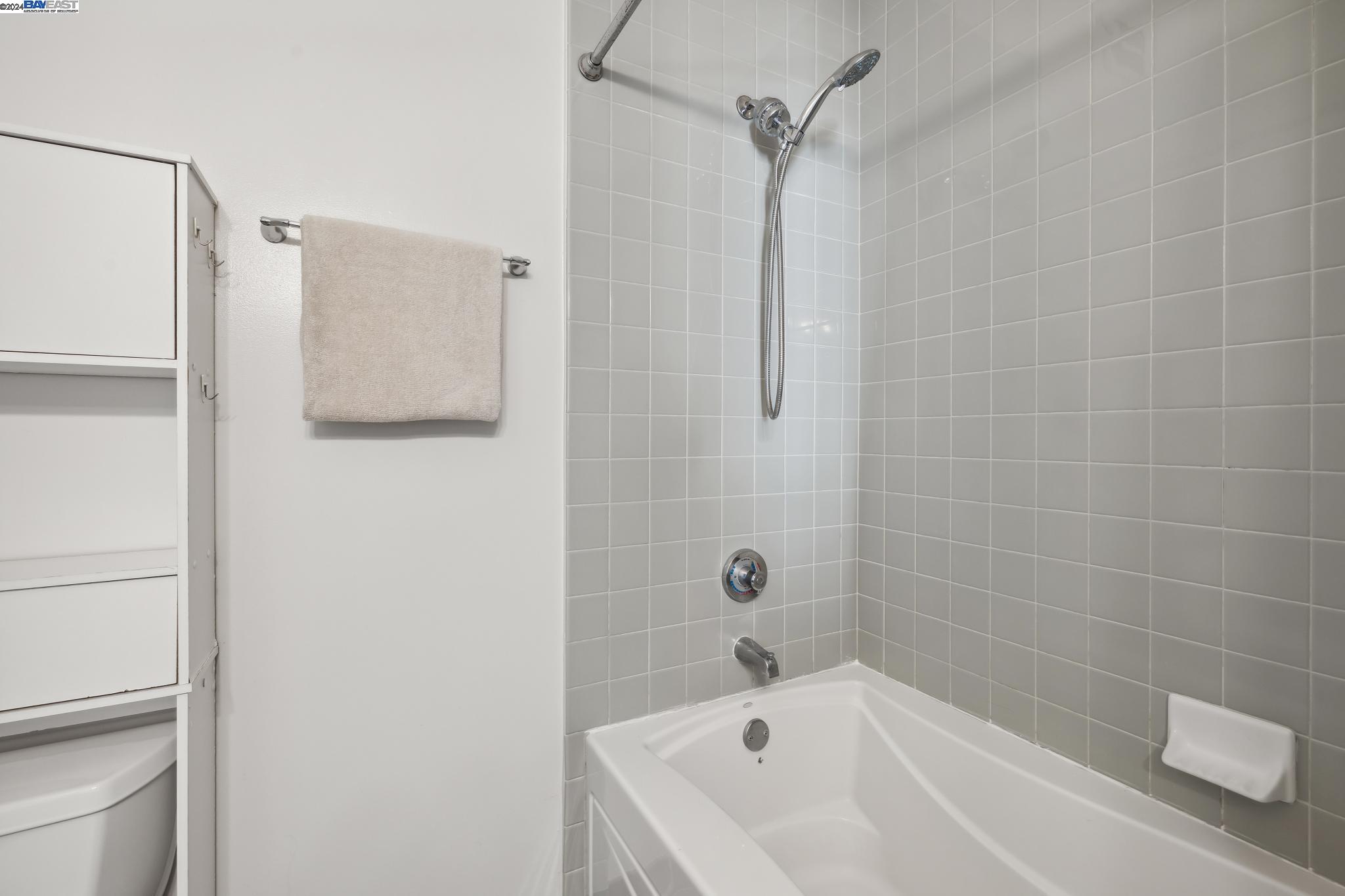 1007 41St St # 441, Oakland, California 94608, 3 Bedrooms Bedrooms, 5 Rooms Rooms,2 BathroomsBathrooms,Residential,For Sale,1007 41St St # 441,41078413