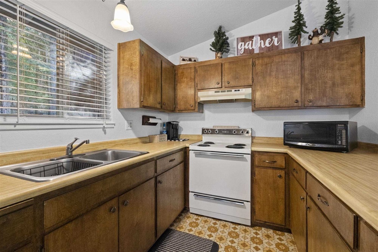 Detail Gallery Image 10 of 22 For 24021 Wakalu, Mi Wuk Village,  CA 95346 - 2 Beds | 2 Baths