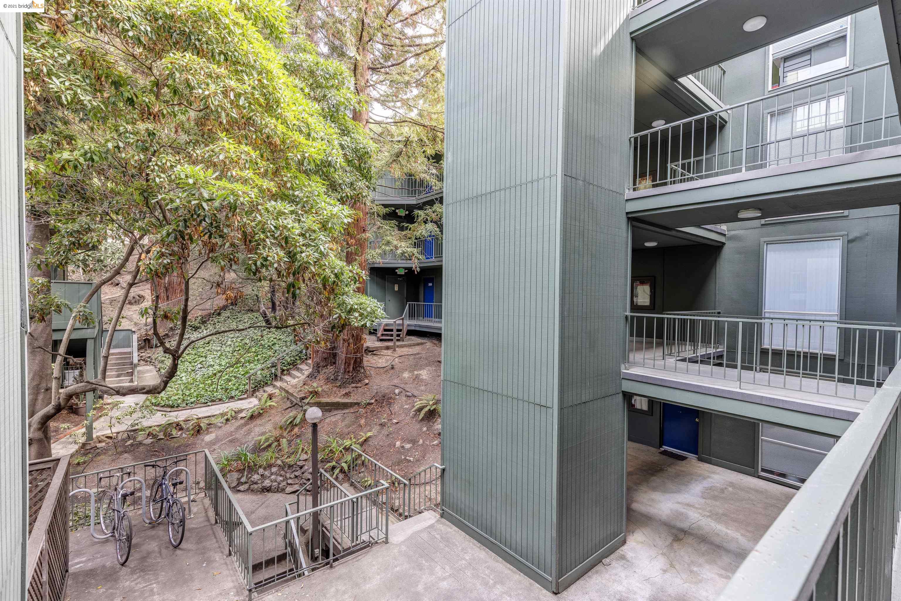 Detail Gallery Image 1 of 1 For 2700 Le Conte Avenue #301,  Berkeley,  CA 94709 - 1 Beds | 1 Baths