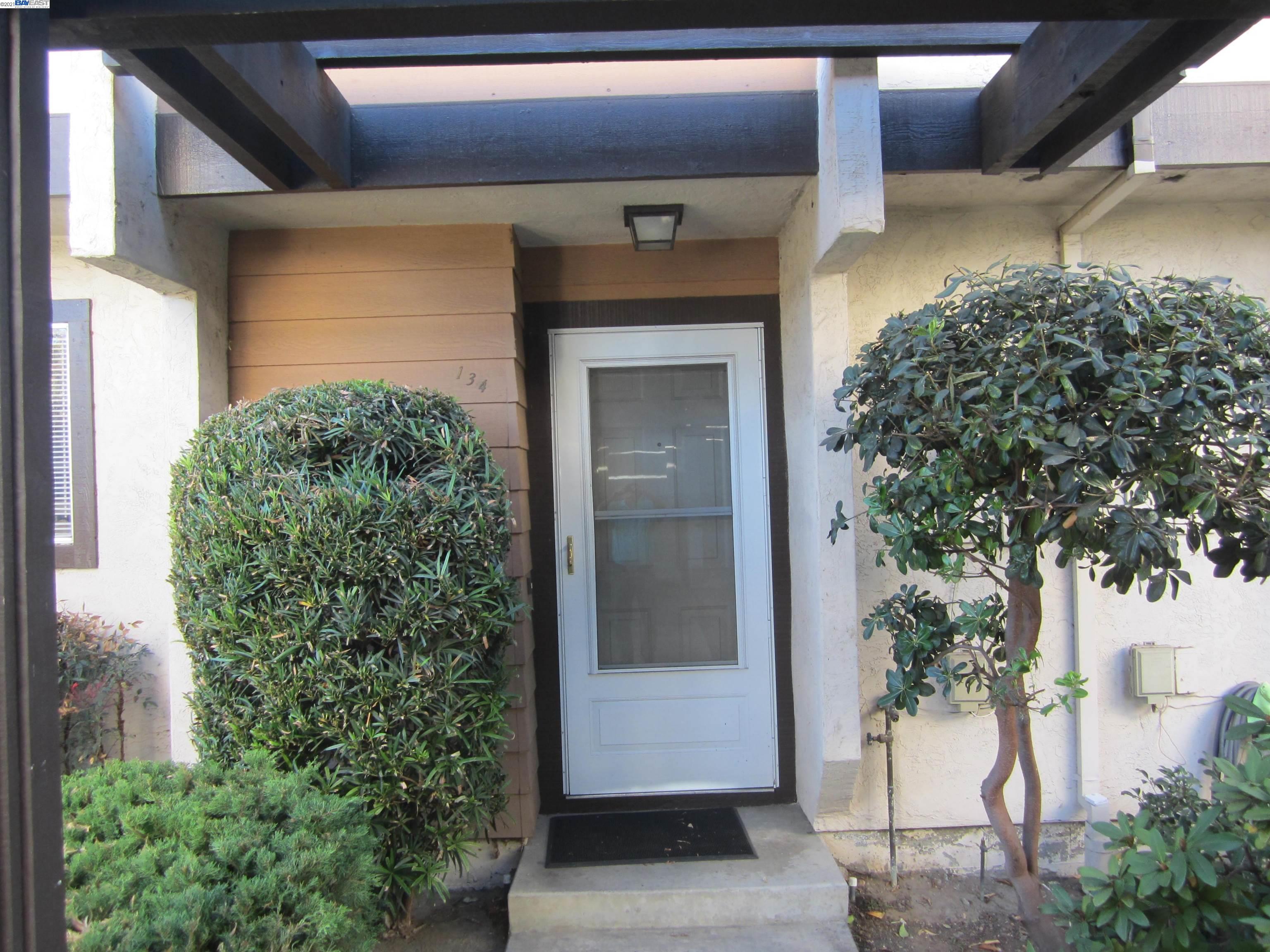 Detail Gallery Image 1 of 1 For 134 Castro St, San Leandro,  CA 94577 - 2 Beds | 1/1 Baths