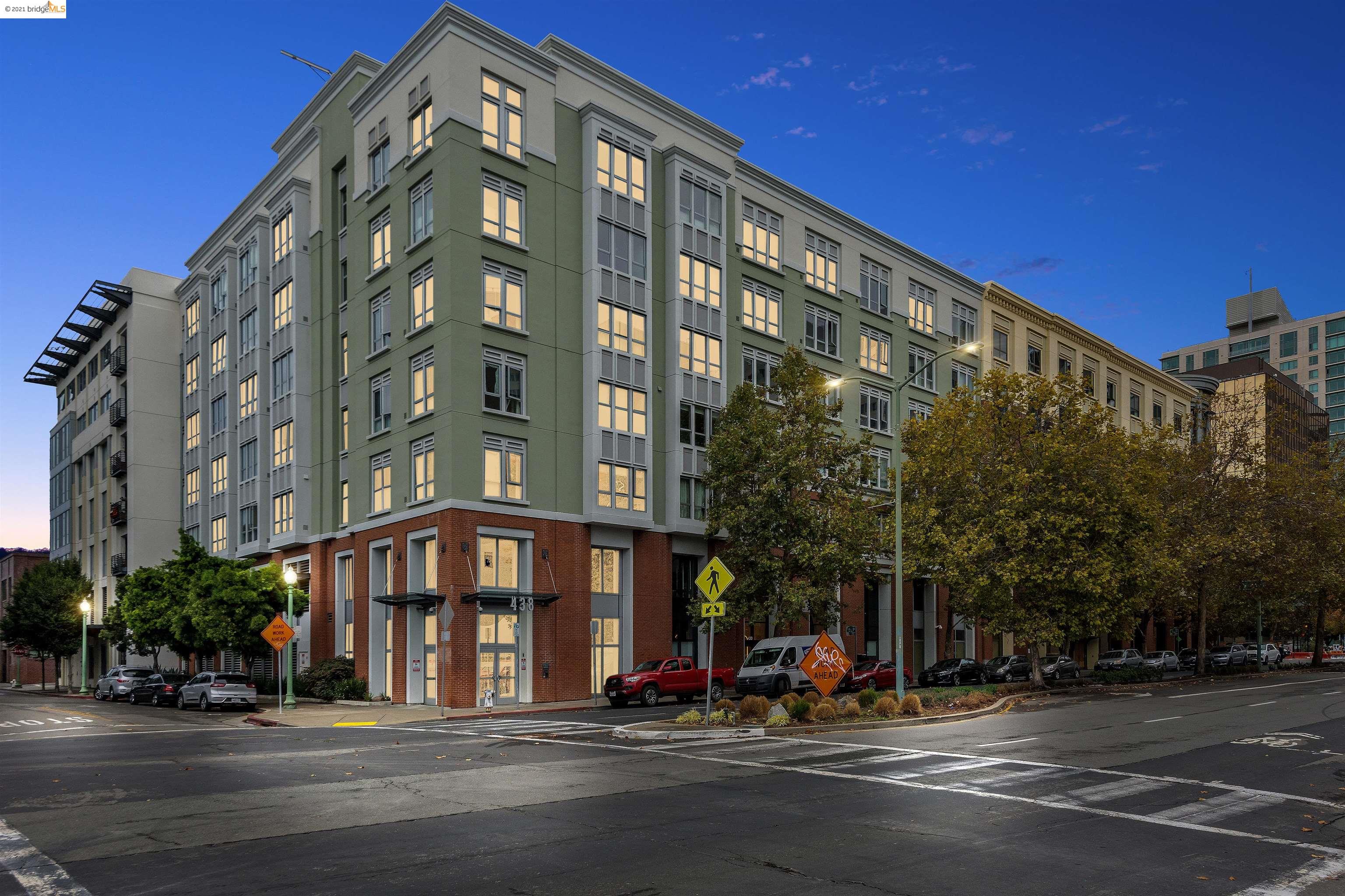 Detail Gallery Image 1 of 1 For 438 W Grand Ave #411,  Oakland,  CA 94612 - 2 Beds | 2/1 Baths