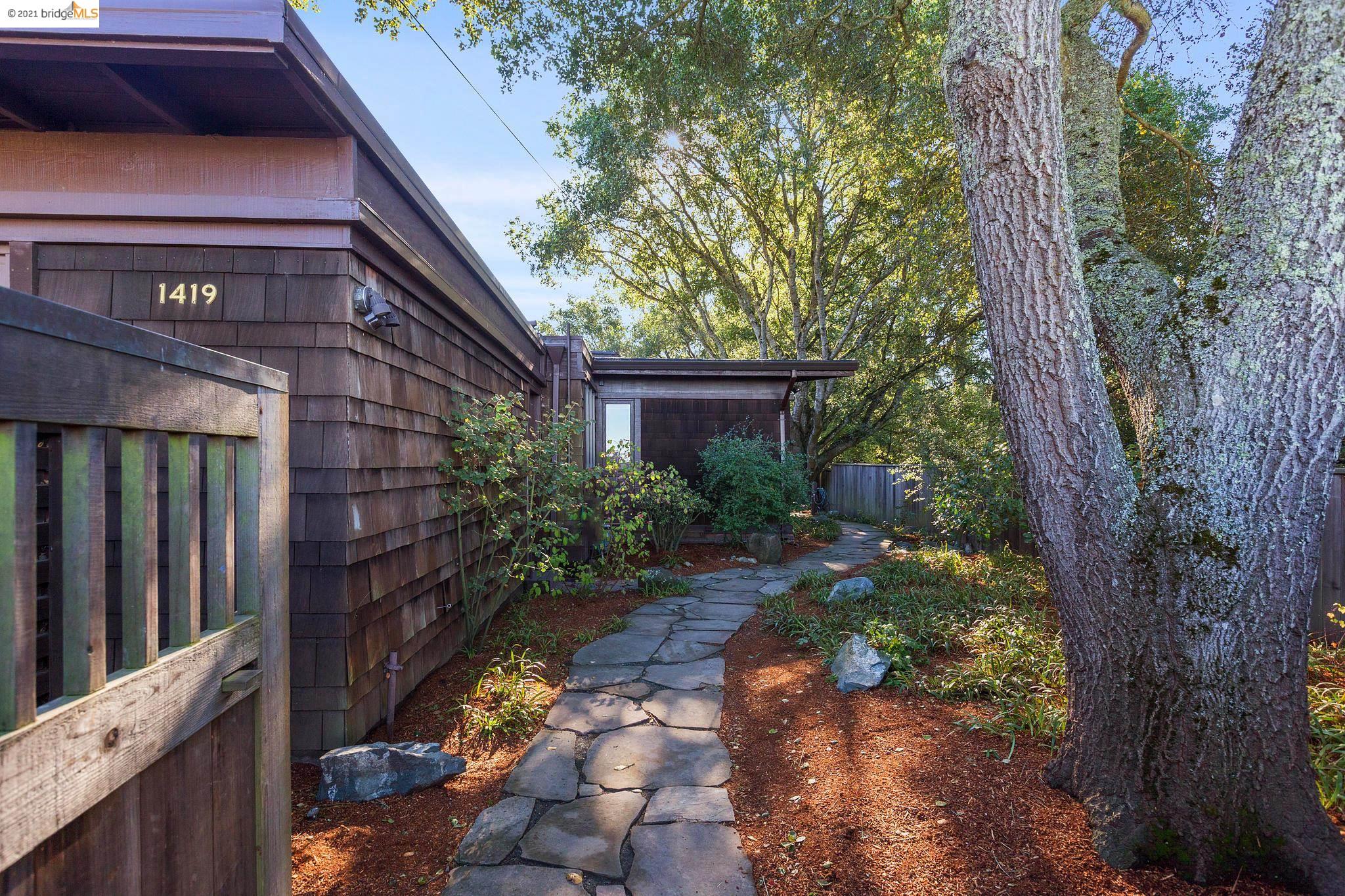 Detail Gallery Image 1 of 1 For 1419 Summit Rd, Berkeley,  CA 94708 - 3 Beds | 2 Baths