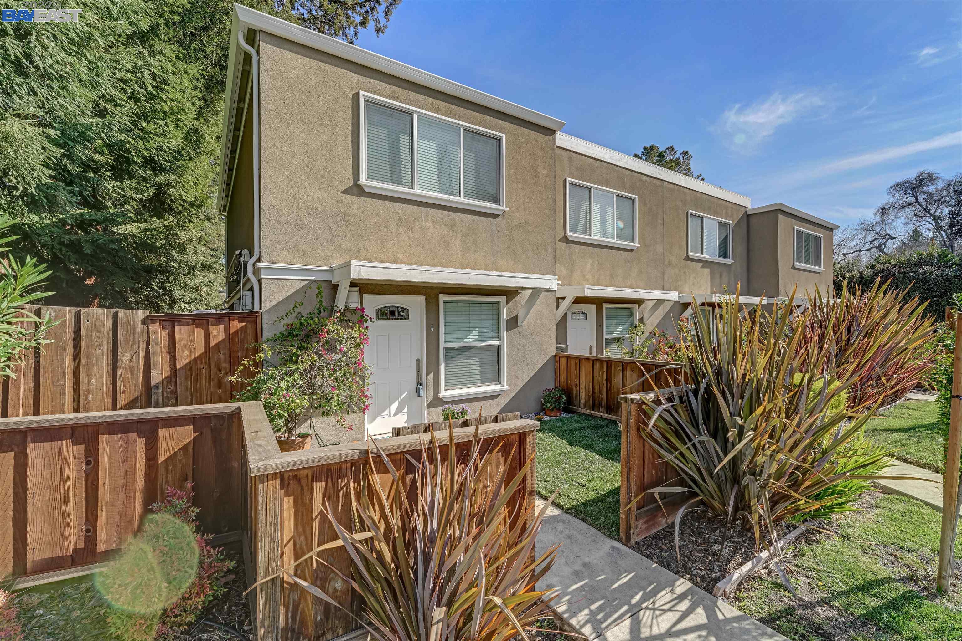 Detail Gallery Image 1 of 1 For 2002 W Middlefield Rd #4,  Mountain View,  CA 94043 - 2 Beds | 1/1 Baths