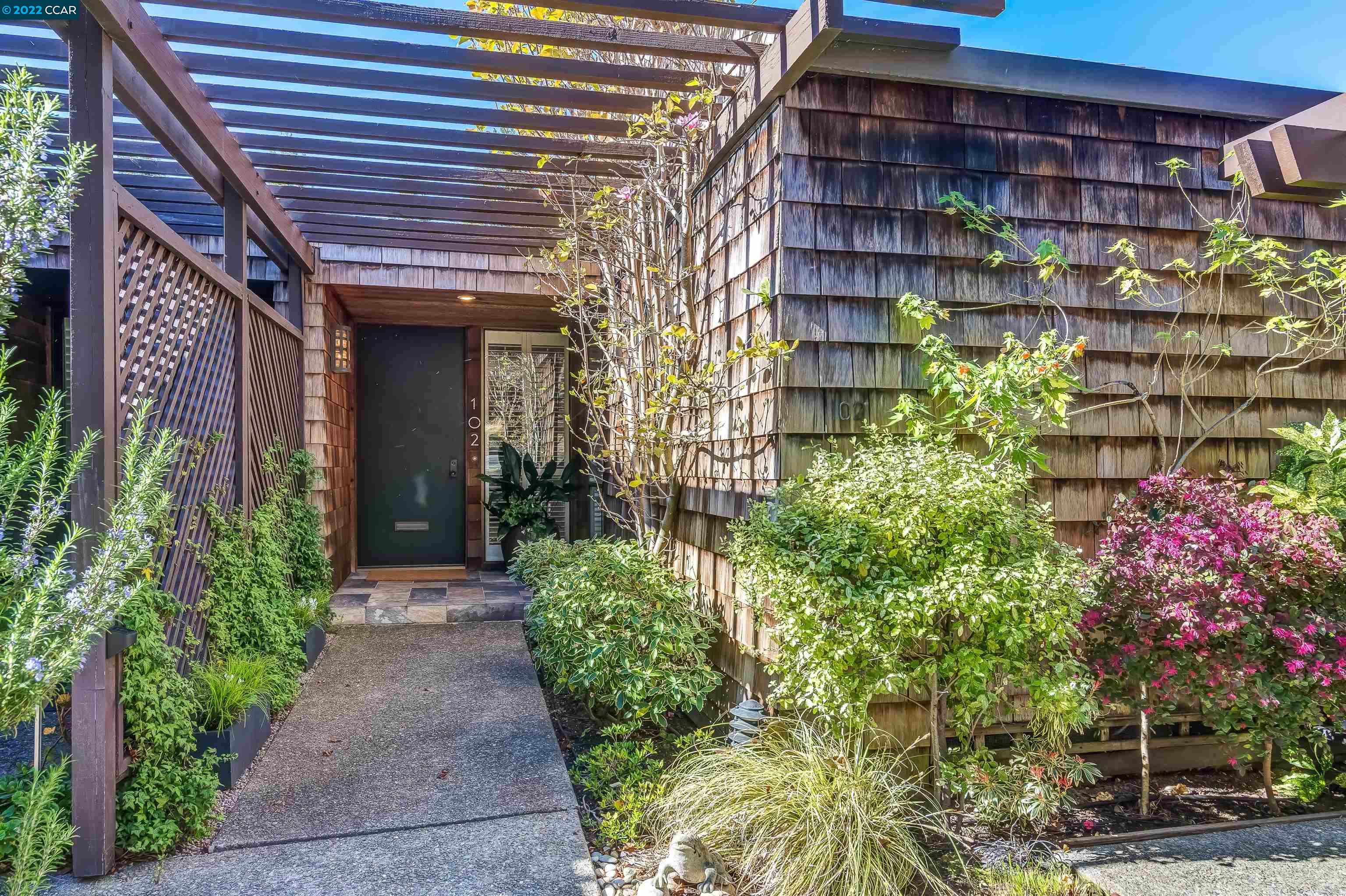Photo of 102 Ravenhill Rd in Orinda, CA