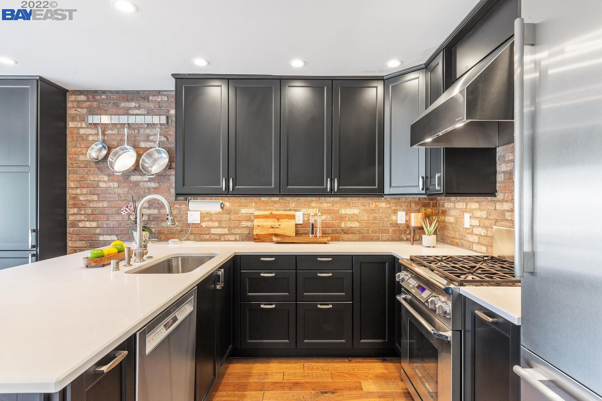 Detail Gallery Image 1 of 1 For 1002 Easter Ln, Alameda,  CA 94502 - 3 Beds | 2/1 Baths