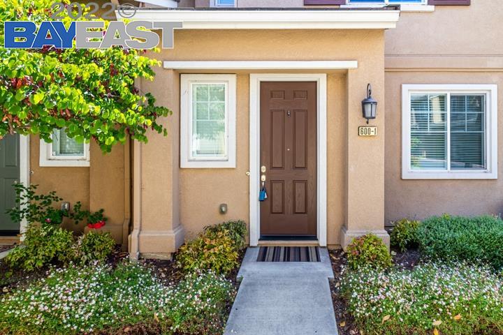 Detail Gallery Image 1 of 1 For 600 Old Oak Ln #1,  Hayward,  CA 94541 - 3 Beds | 2/1 Baths