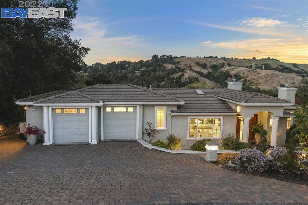 Detail Gallery Image 1 of 1 For 11 Crestview Ct, Orinda,  CA 94563 - 4 Beds | 3/2 Baths