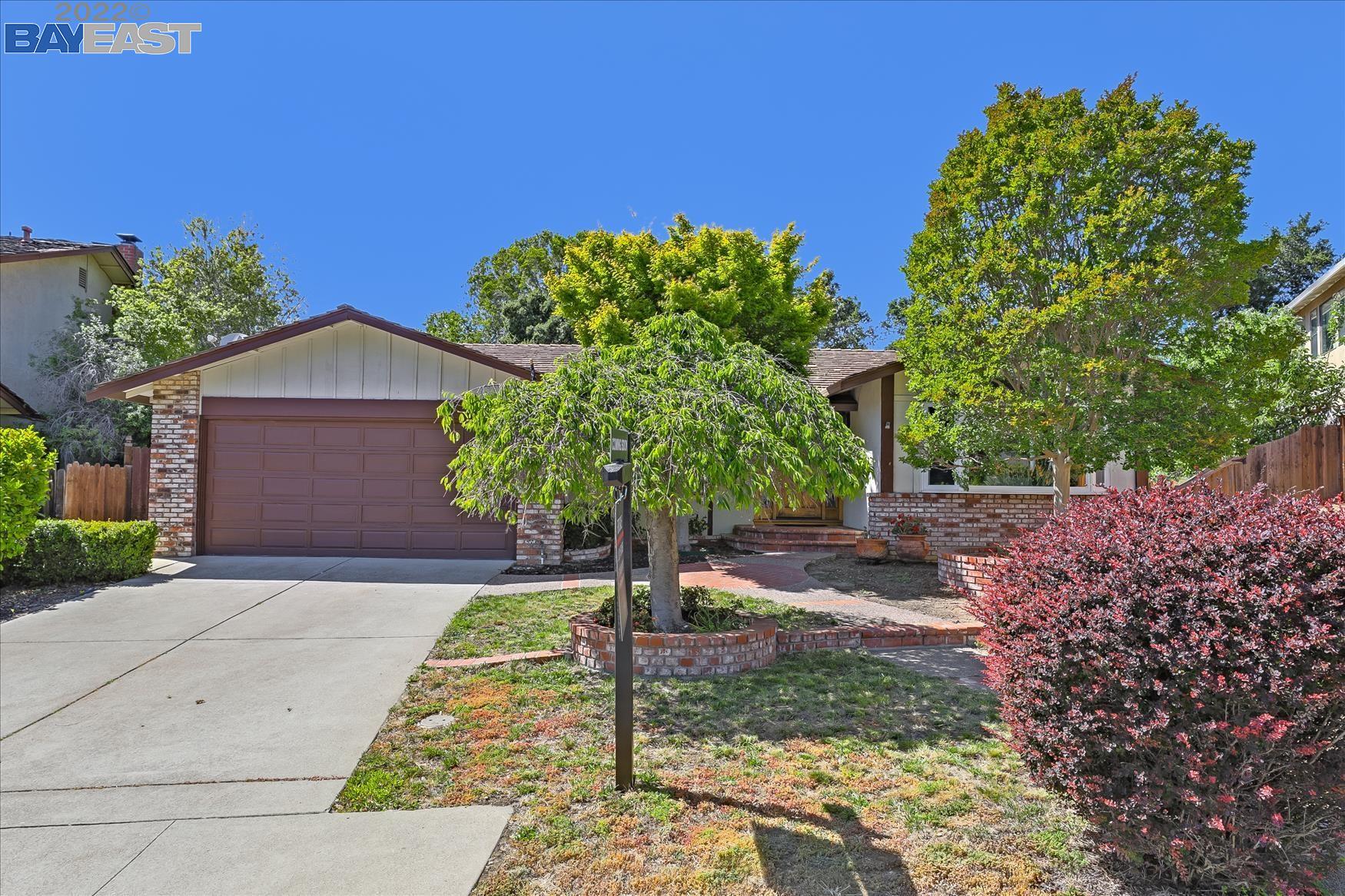 Detail Gallery Image 1 of 1 For 18561 Greenridge Ct, Castro Valley,  CA 94552 - 4 Beds | 2 Baths