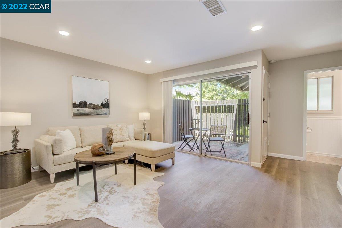 Detail Gallery Image 1 of 1 For 5475 Roundtree Pl #E,  Concord,  CA 94521 - 2 Beds | 1/1 Baths