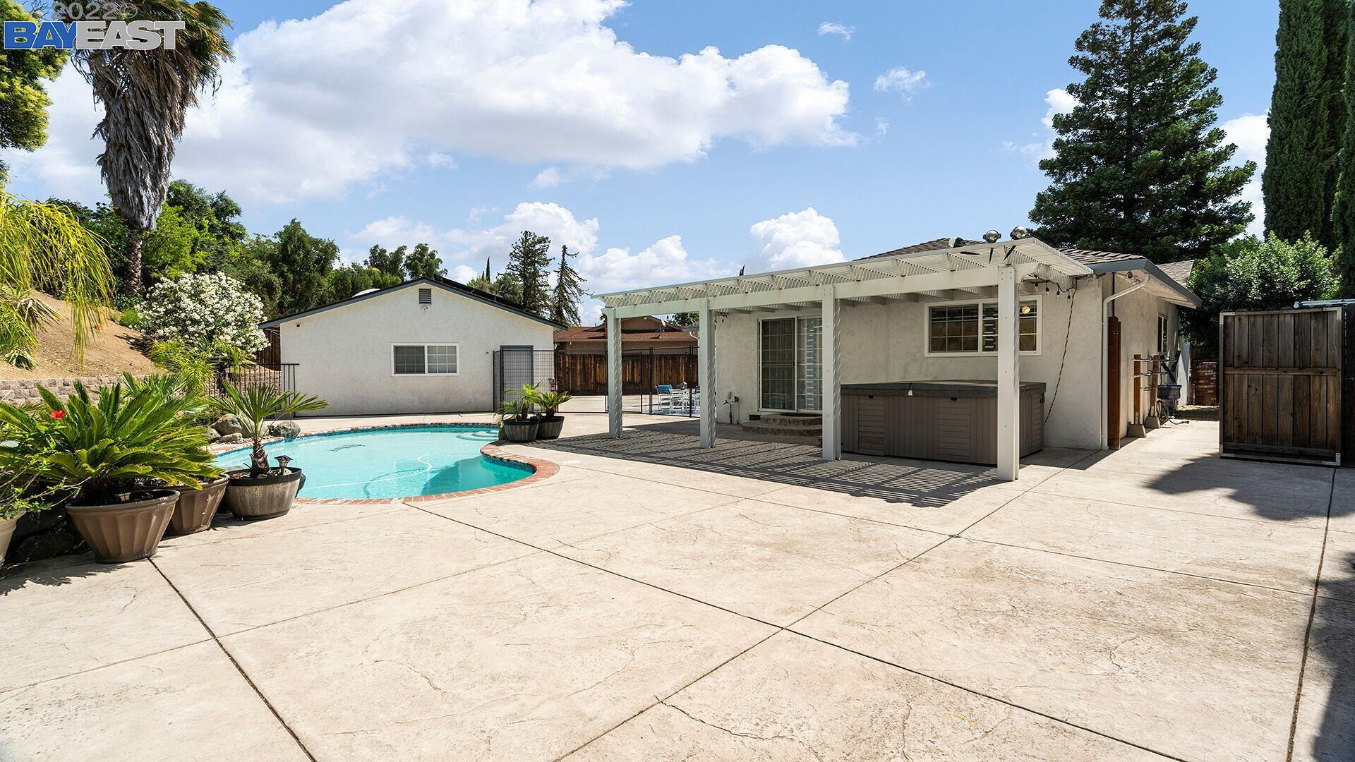 1112 Granada Ct