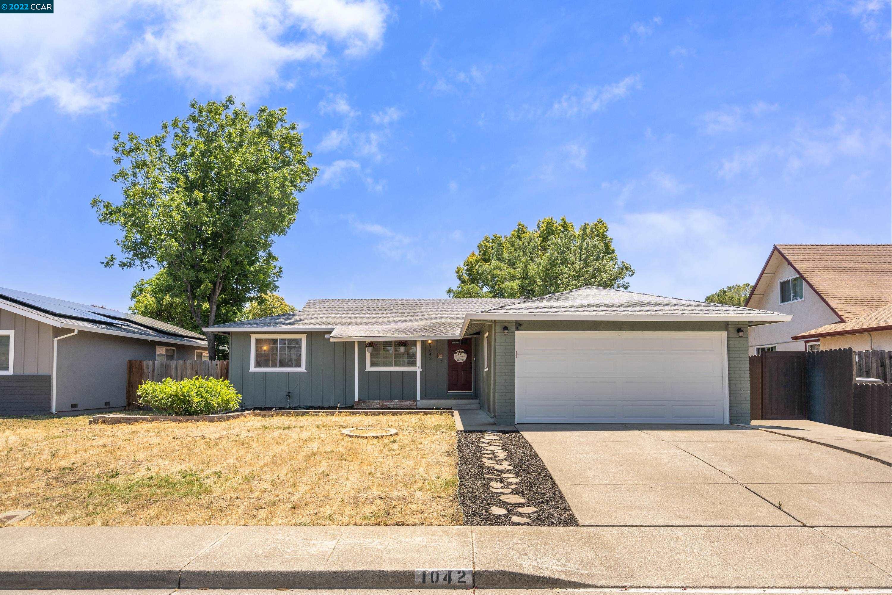 Detail Gallery Image 1 of 1 For 1042 Woodridge Dr, Vacaville,  CA 95687 - 3 Beds | 2 Baths