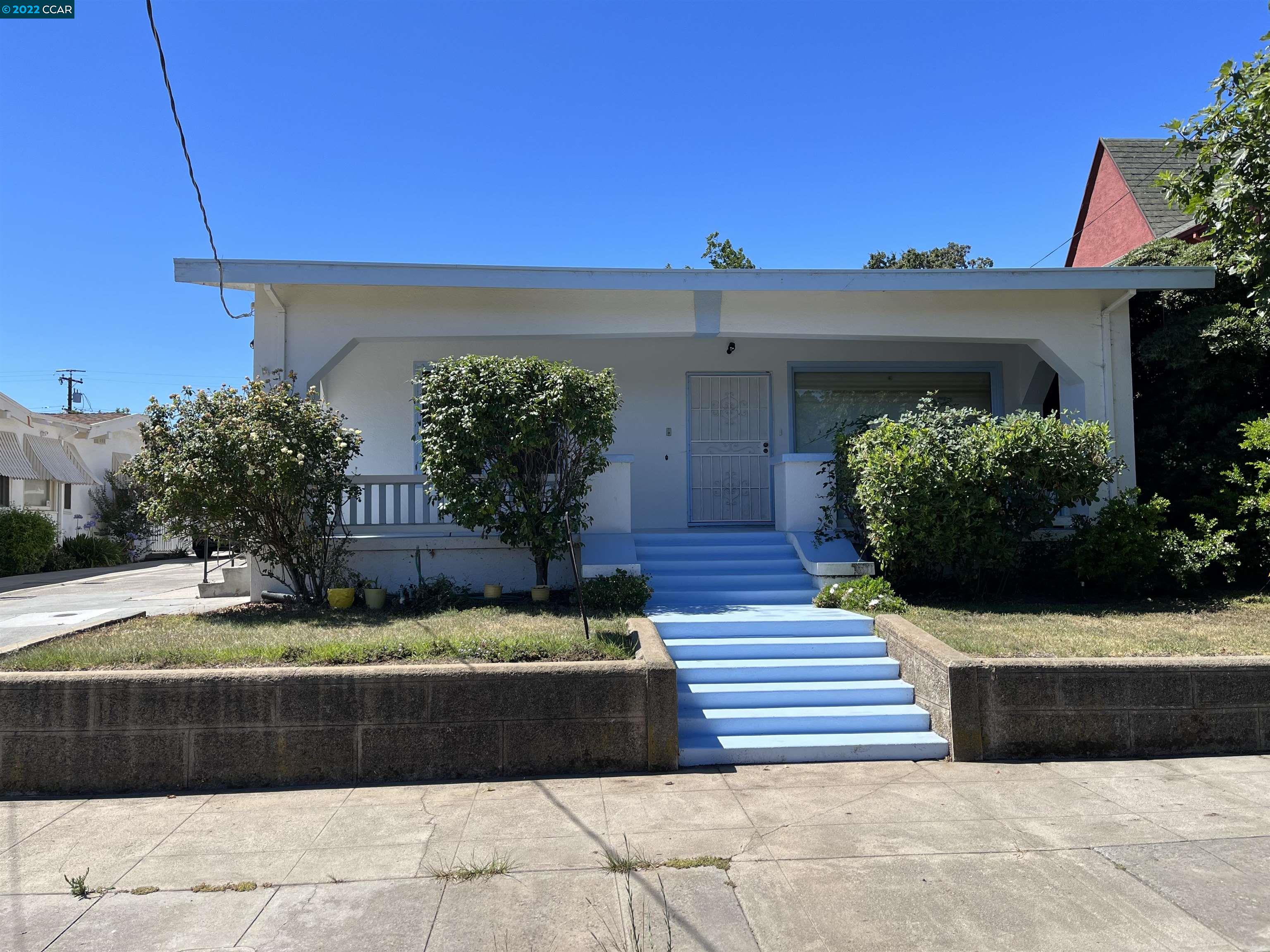 Large 1649 Sq. Foot California Bungalow walking distance to downtown.  Cool River breezes for this one story home.  Original hardwood floors and other craftsman 1925 details.  Central heat and air.  One car detached garage with side of home parking.  Unusual, special and delightful in many ways.